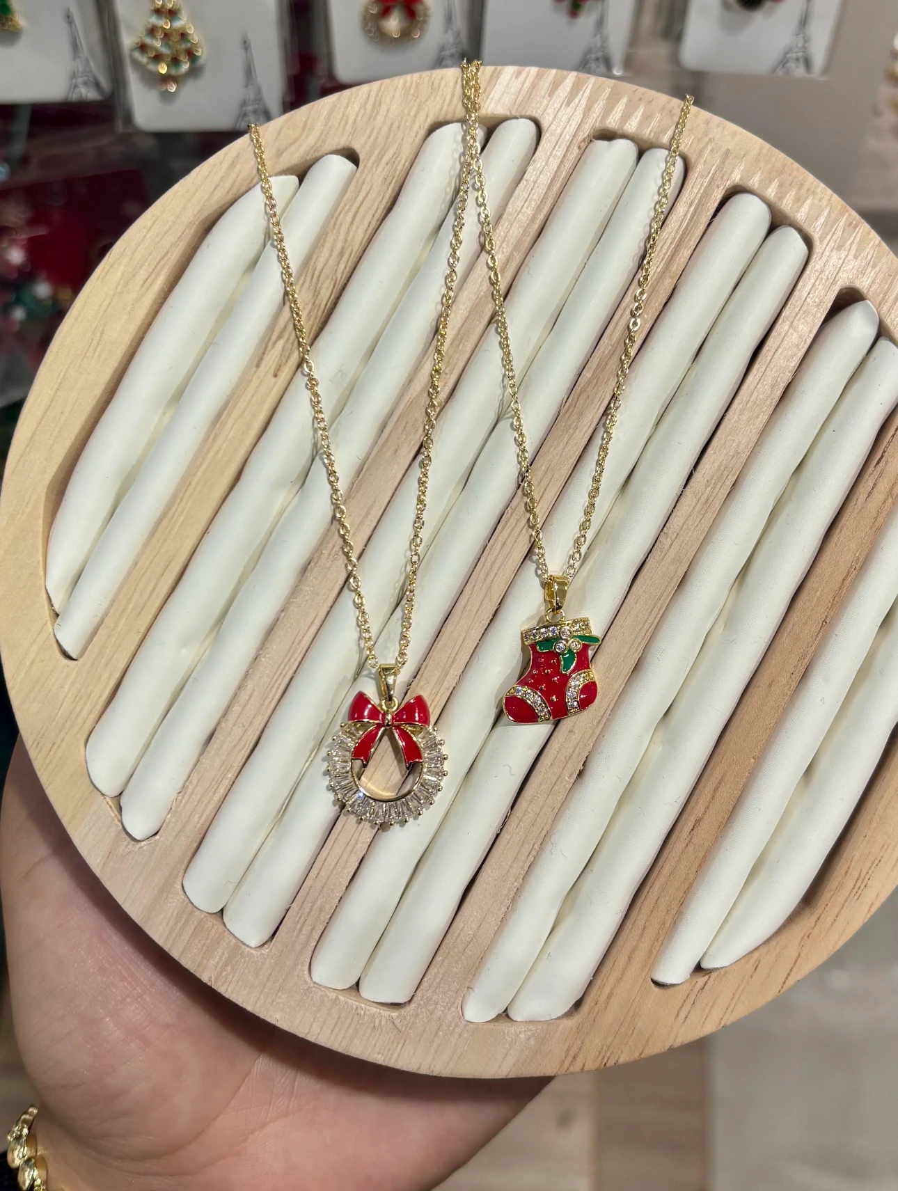 illys Gold Zincir Kırmızı Kurdeleli Baget Taş Detaylı Yılbaşı Çelik Kolye