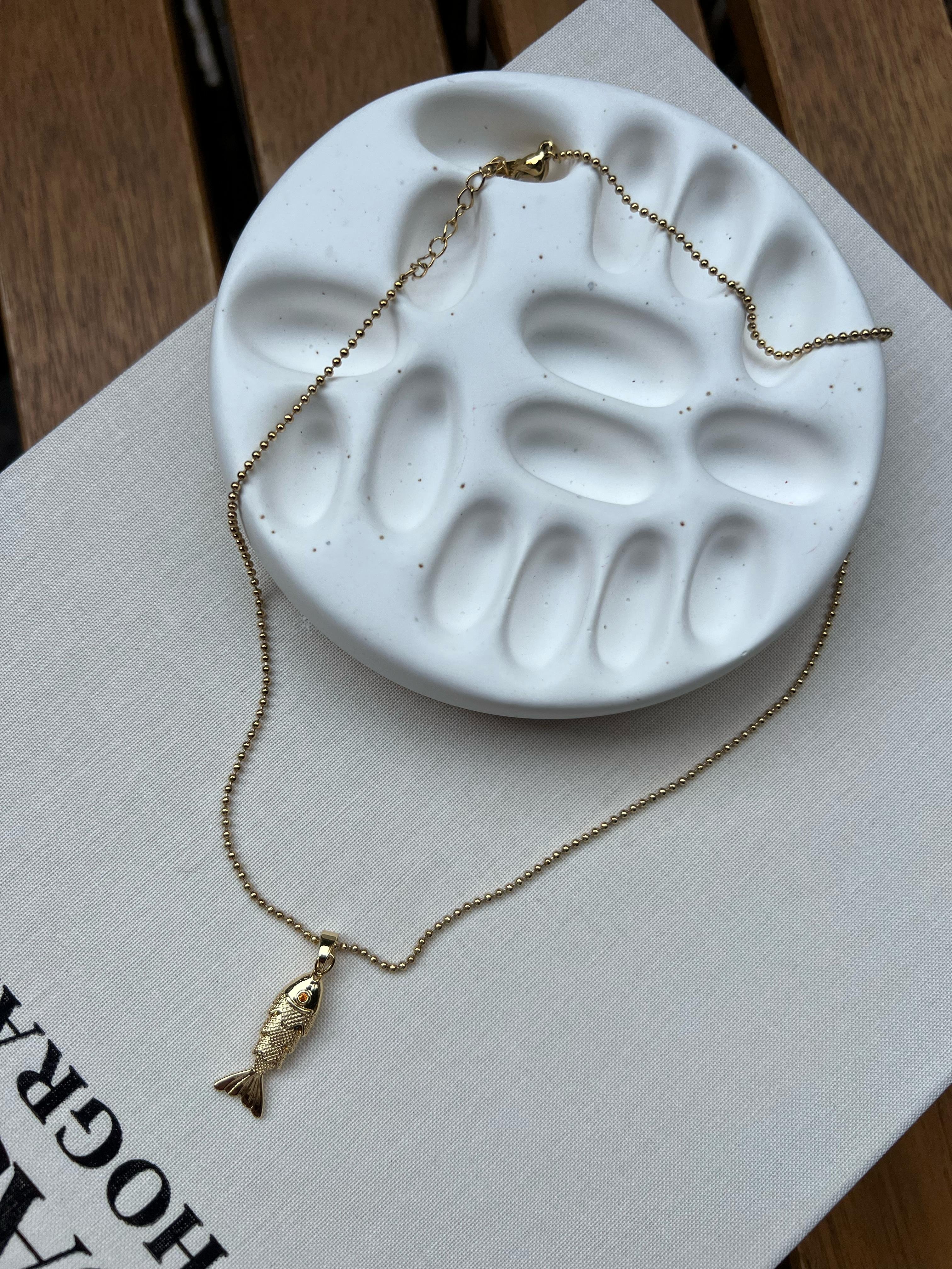illys Gold Küçük Kırmızı Göz Detaylı Mini Balık Çelik Kolye