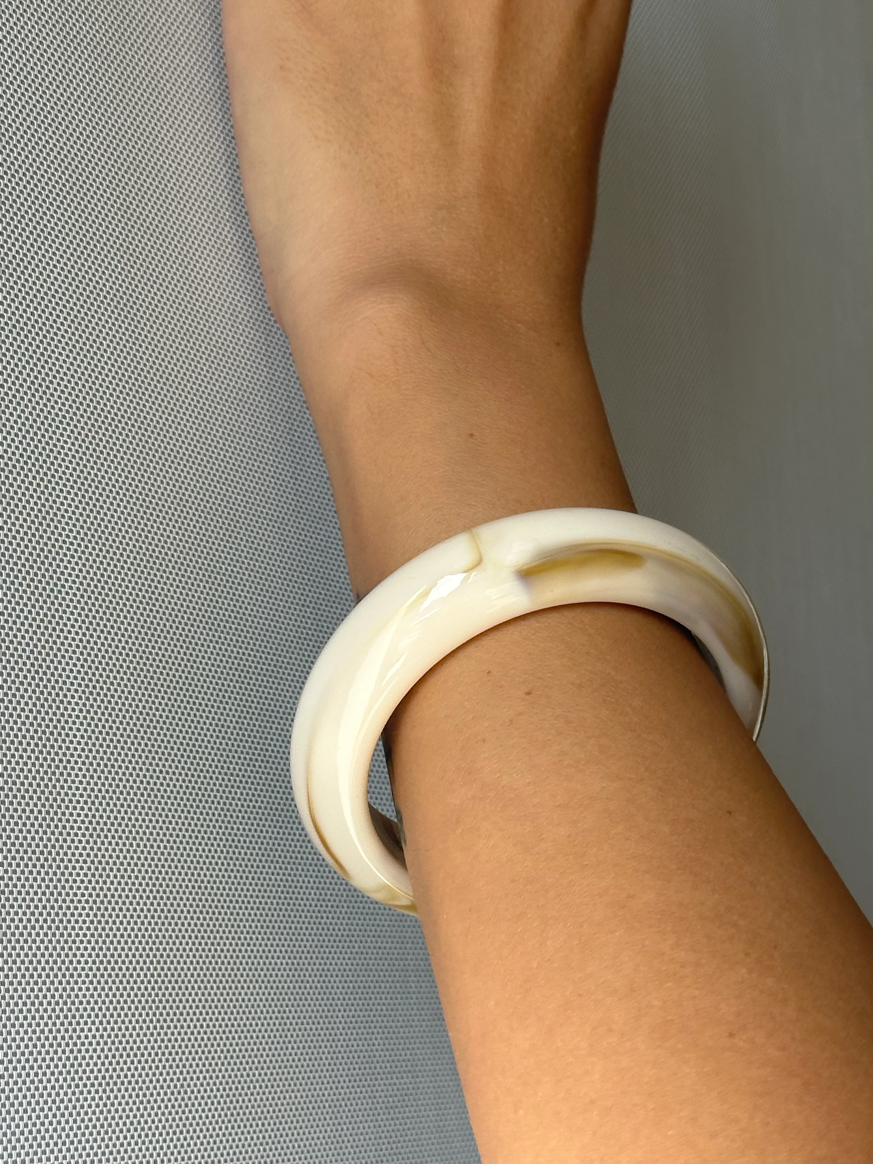 illys Krem Dalgalı Desen Bombeli Kemik Bileklik