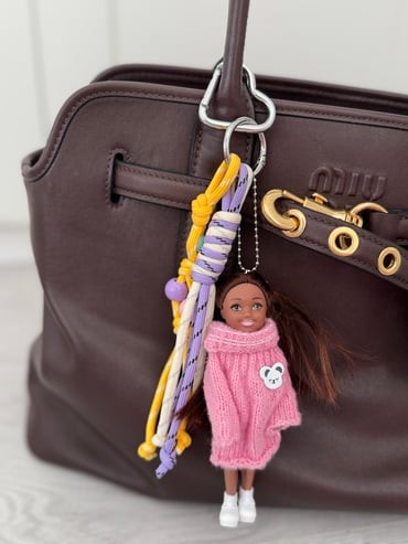 illys Pembe Kazaklı Sarı Lila Krem İp Detaylı Kız Figür Çanta Aksesuarı