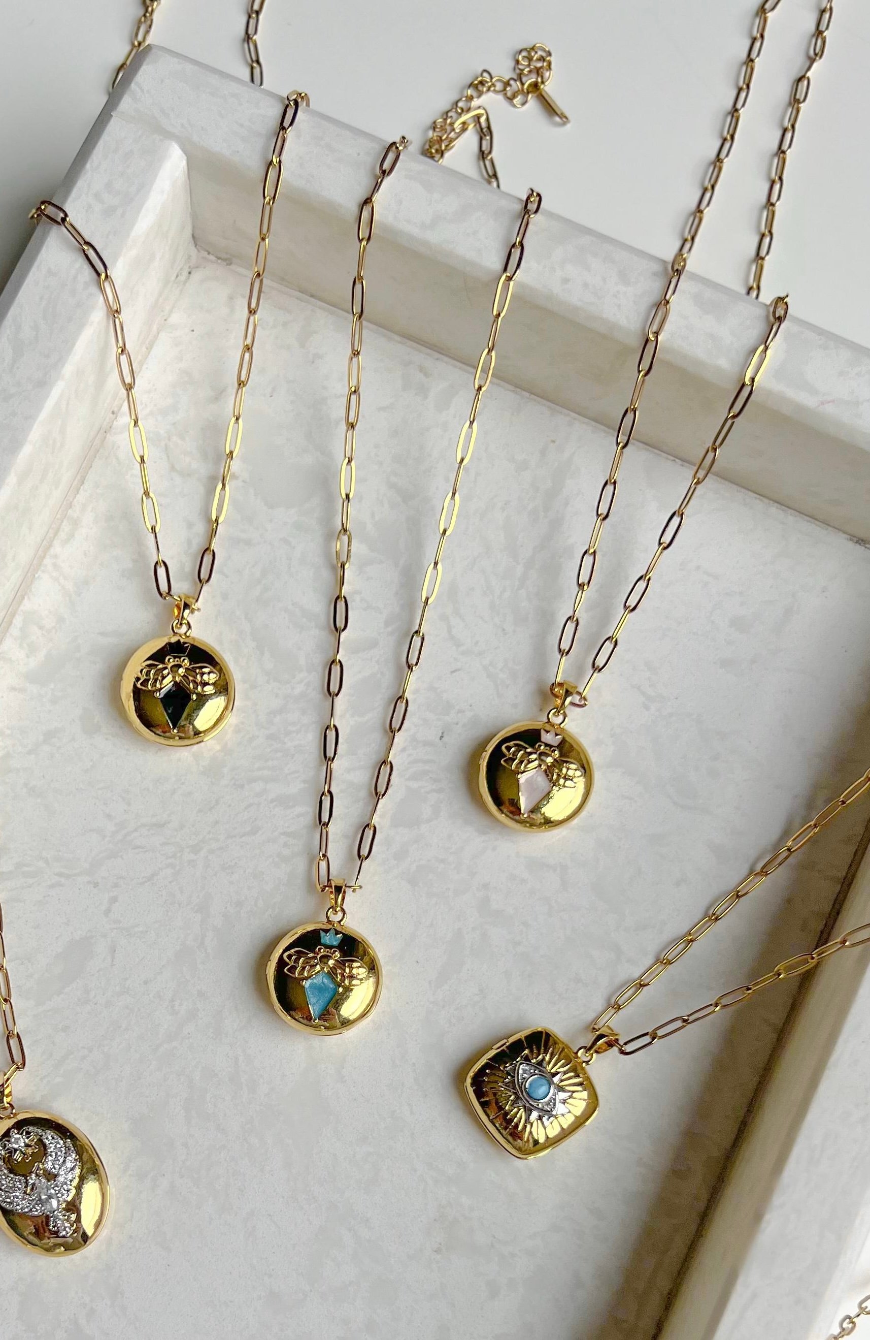 illys Gold Arı Figür Mavi Yuvarlak Mineli Çelik Madalyon Kolye