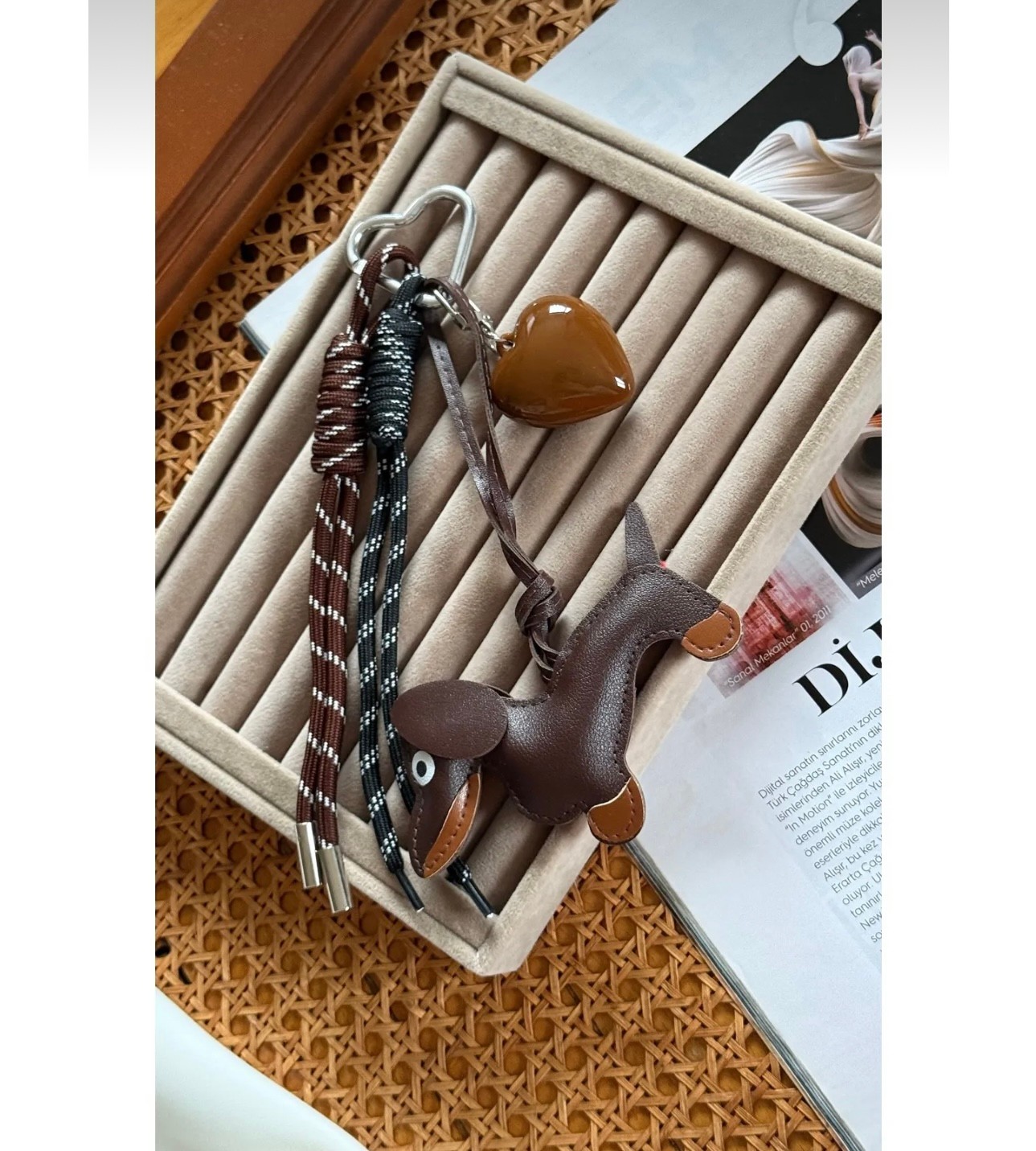 illys Kahve Kalp Detay Krem Kahve İpli Kahverengi Köpek Figür Çanta Aksesuarı