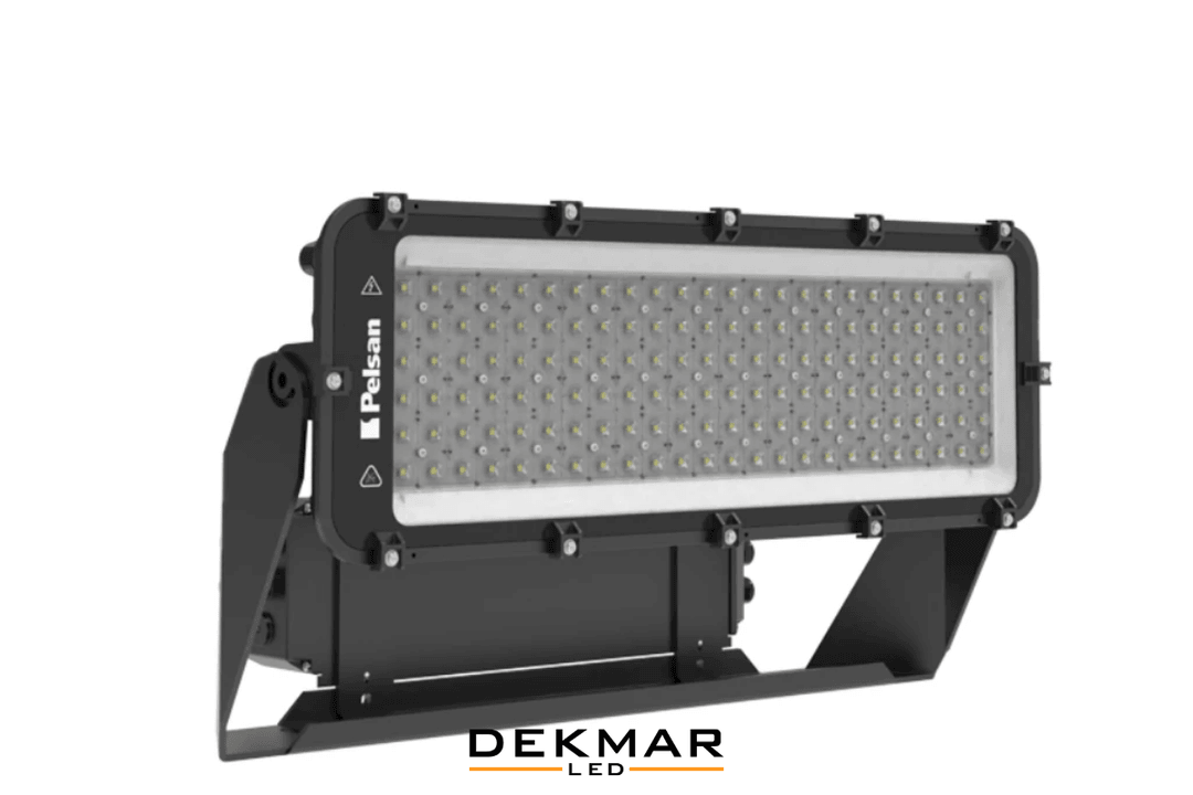 Pelsan 1000W LED projektör; geniş alan ve saha aydınlatmasında yüksek lümen gücüyle verimli, endüstriyel çözüm sunar – 2025 fiyatlarıyla. 