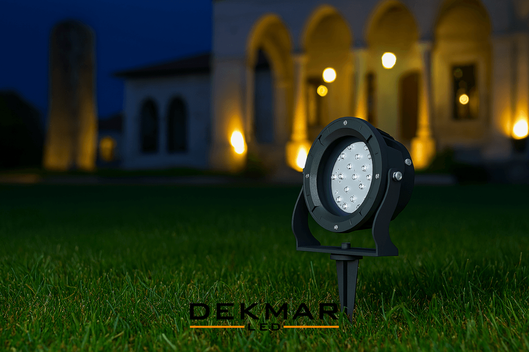 LED çim aydınlatma armatürü, lüks bina önündeki bahçeyi 6500K soğuk beyaz ışıkla aydınlatarak modern görünüm sunuyor. 