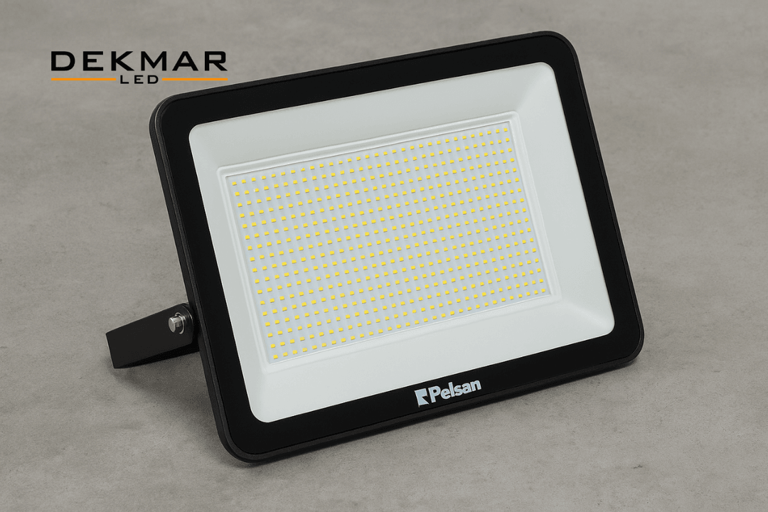 500W LED projektör, IP65 korumalı alüminyum gövdesiyle beton zemine monte edilerek güçlü ve geniş alan aydınlatması sunar. 