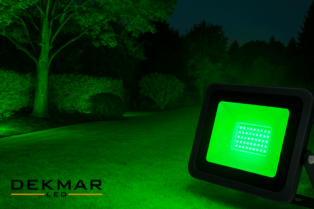 Geniş bahçelerde 50W yeşil LED projektör ile yüksek verimli ve göz yormayan gece aydınlatması sağlayabilirsiniz.
