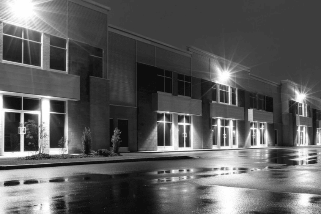 IP65 ve IP66 korumalı slim, solar LED projektör çeşitleri dış mekanlarda güvenli ve enerji tasarruflu aydınlatma sağlar. 