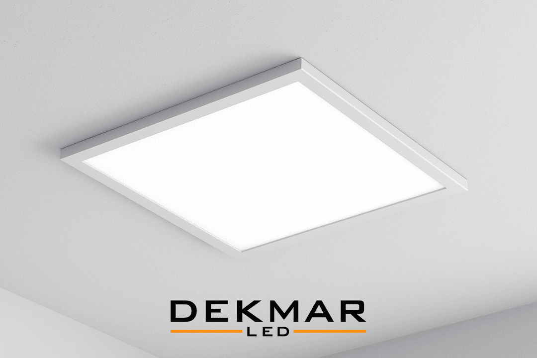 Tavana yüzeysel monte edilmiş sıva üstü 60x60 LED armatür, estetik ve homojen aydınlatma sağlayarak modern görünüm sunar. 