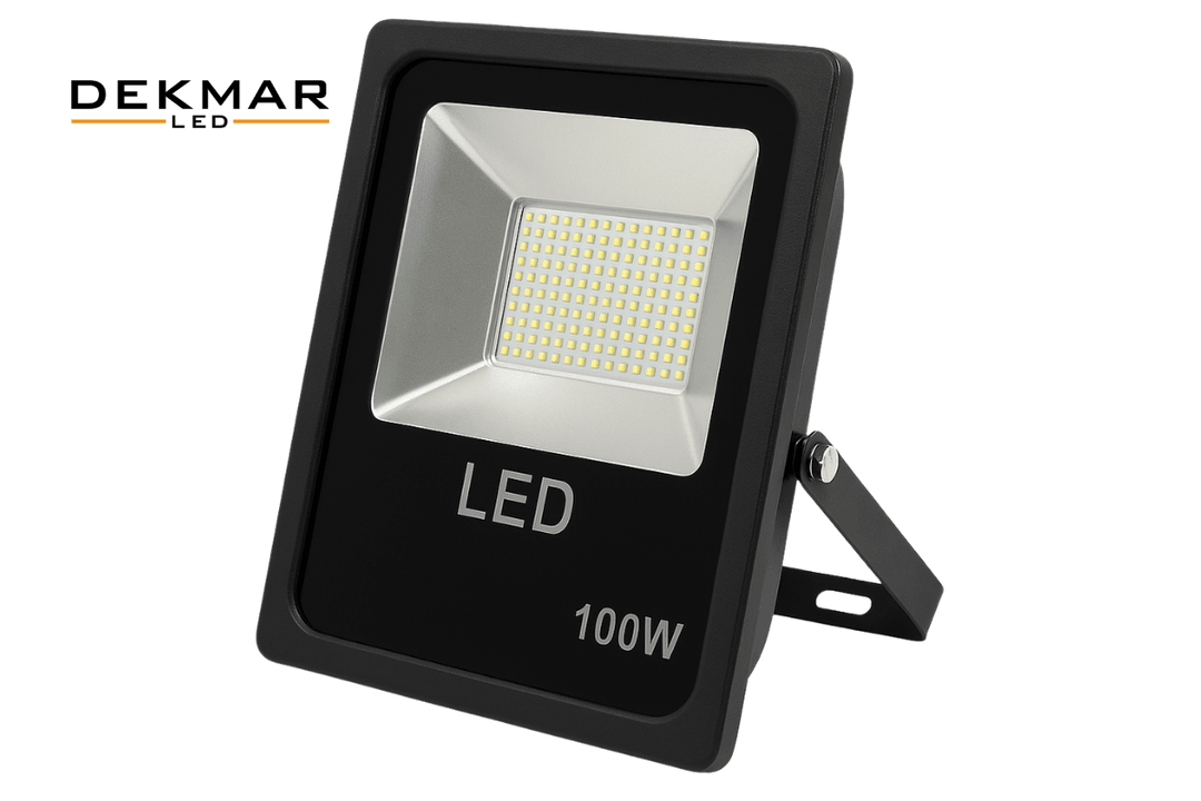 100W LED projektör, IP66 korumalı yapısıyla dış mekanlarda güçlü ve uzun ömürlü aydınlatma sağlar.