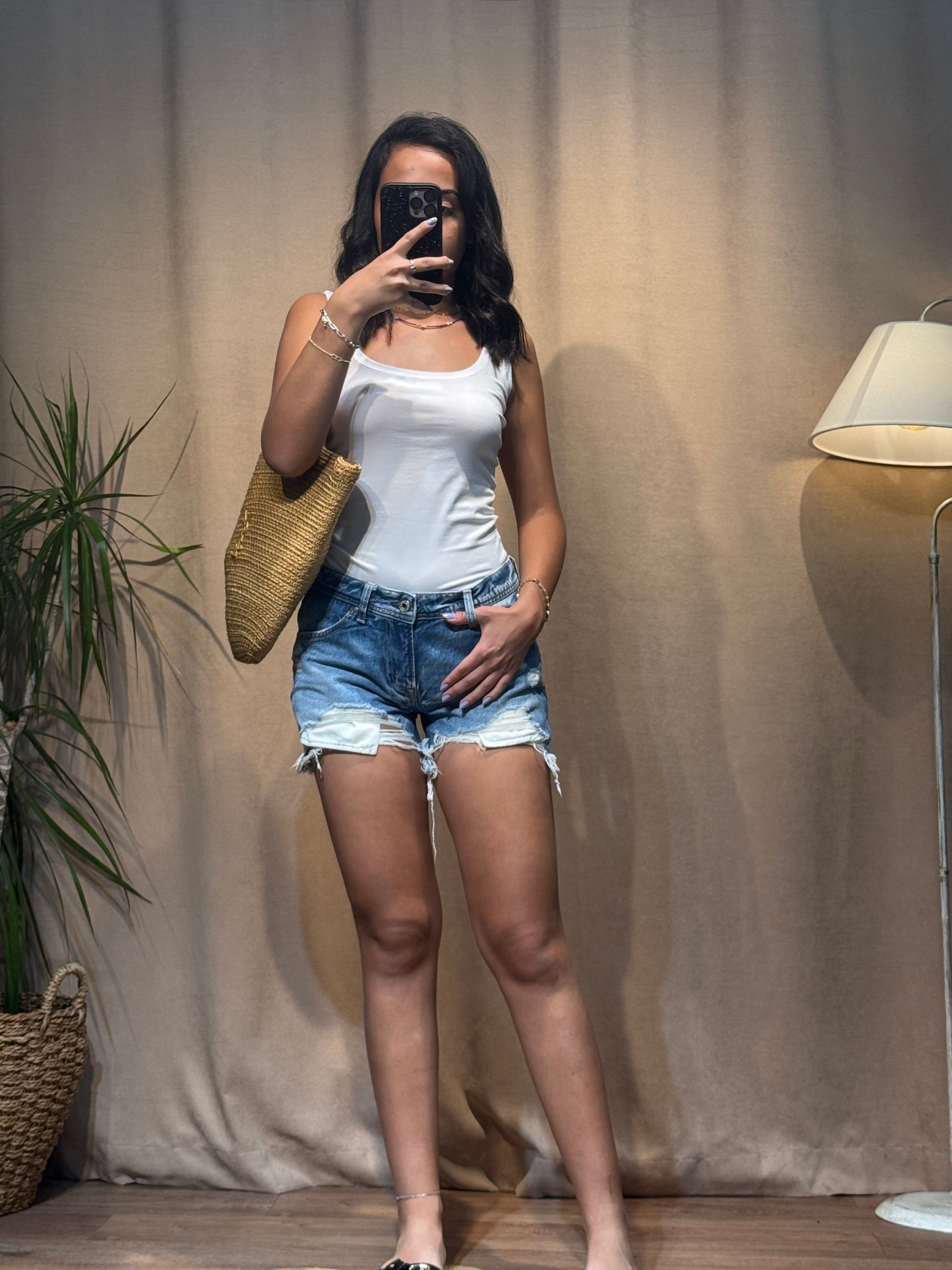 Denim Yırtık Şort