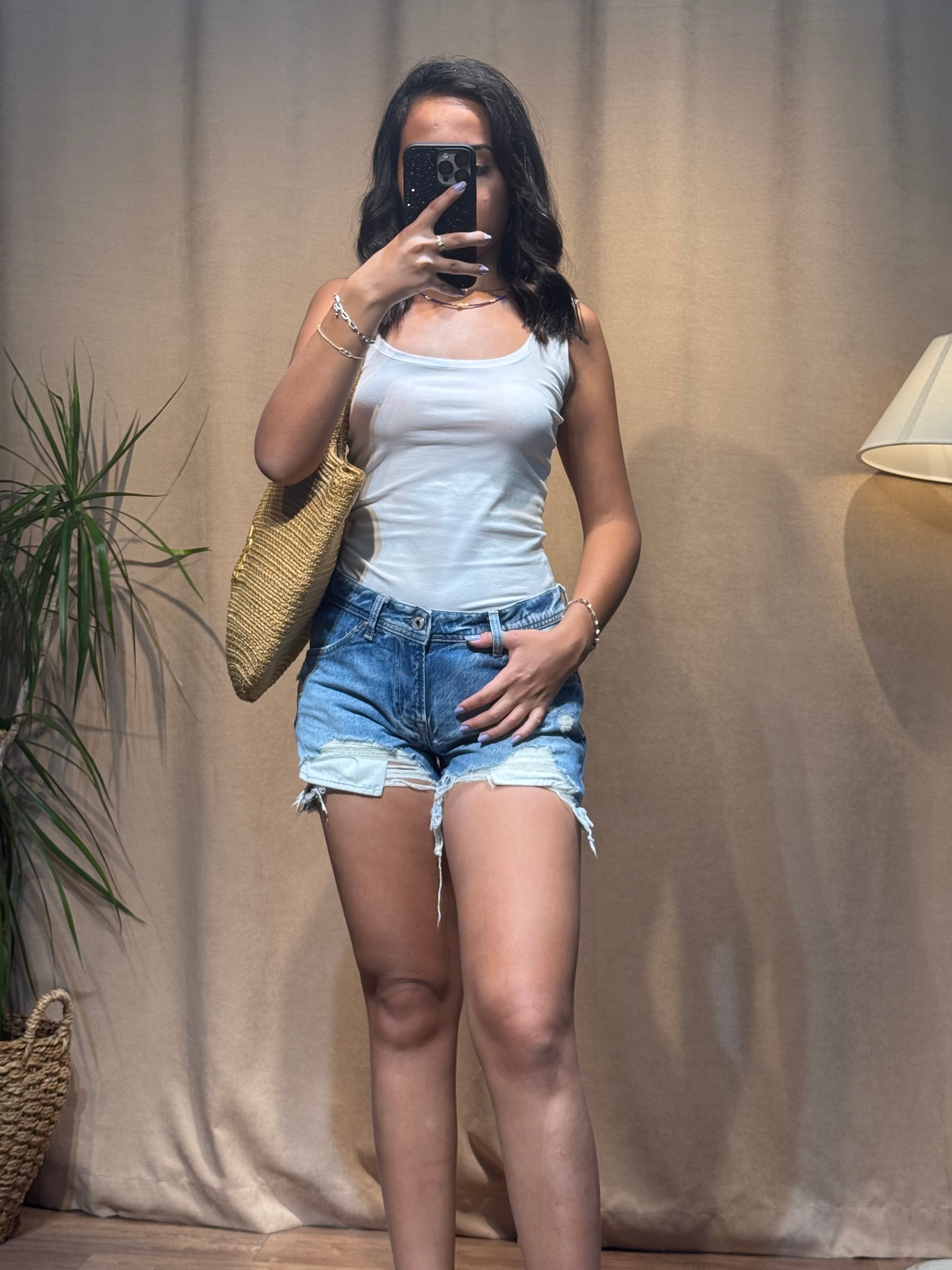 Denim Yırtık Şort