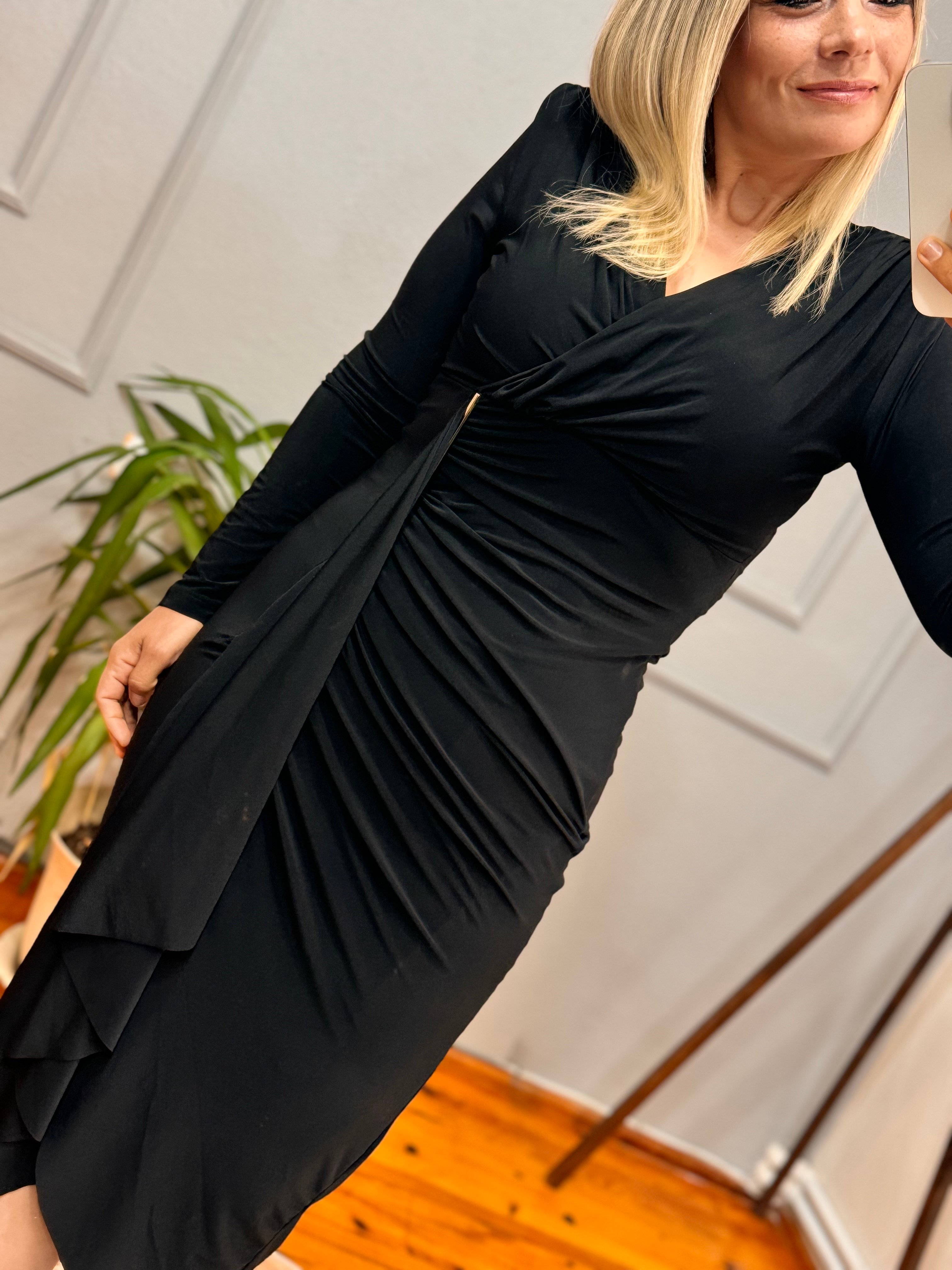 SİYAH DRAPE DETAYLI TOKALI ELBİSE