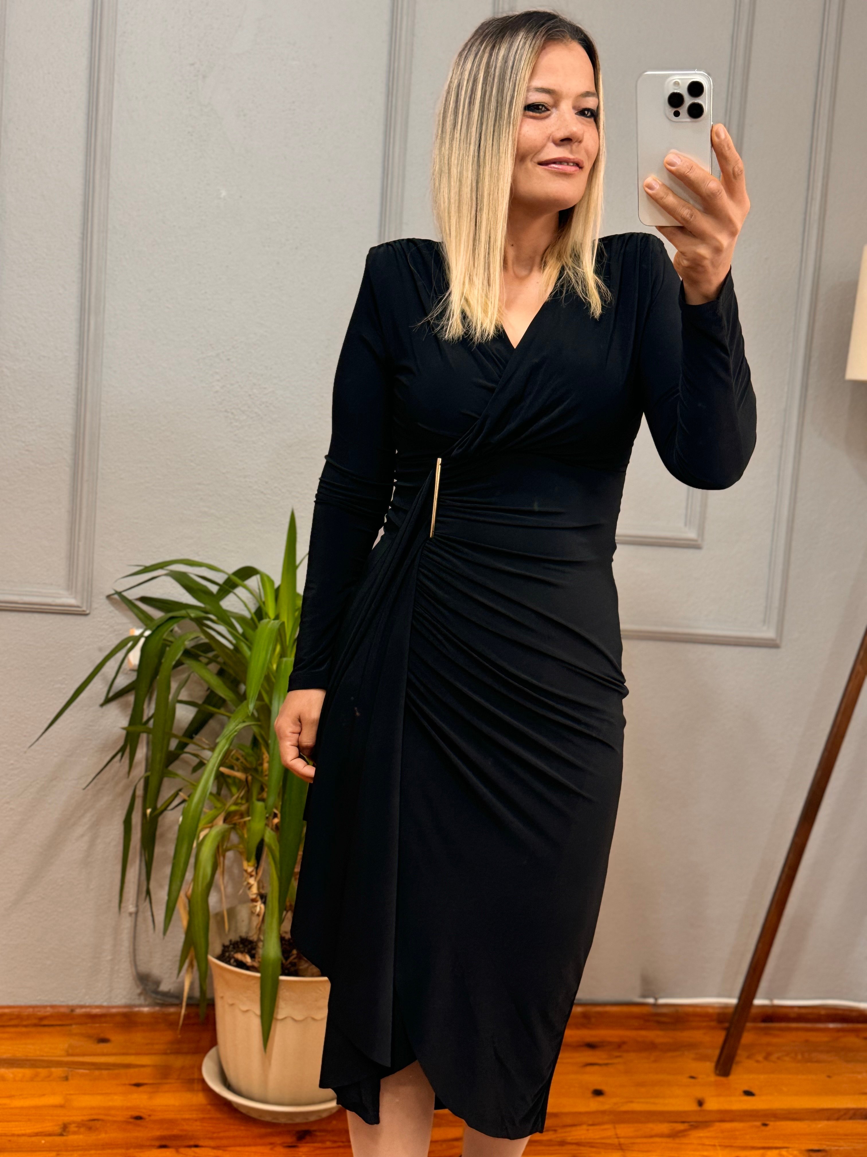SİYAH DRAPE DETAYLI TOKALI ELBİSE