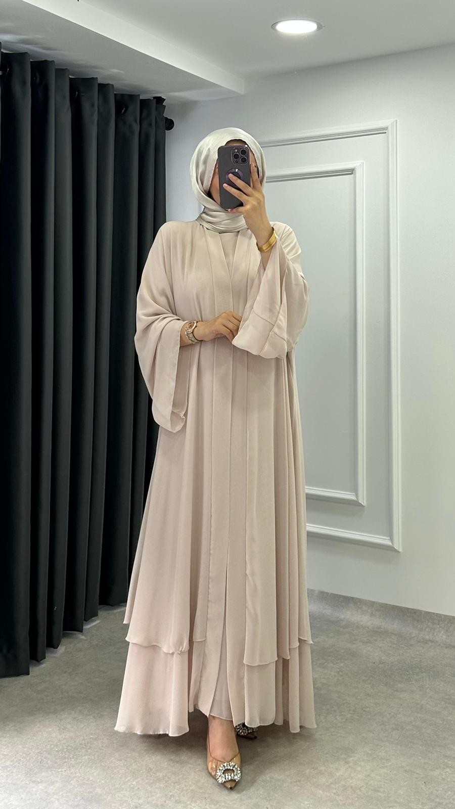 Larissa Abaya  - Bej