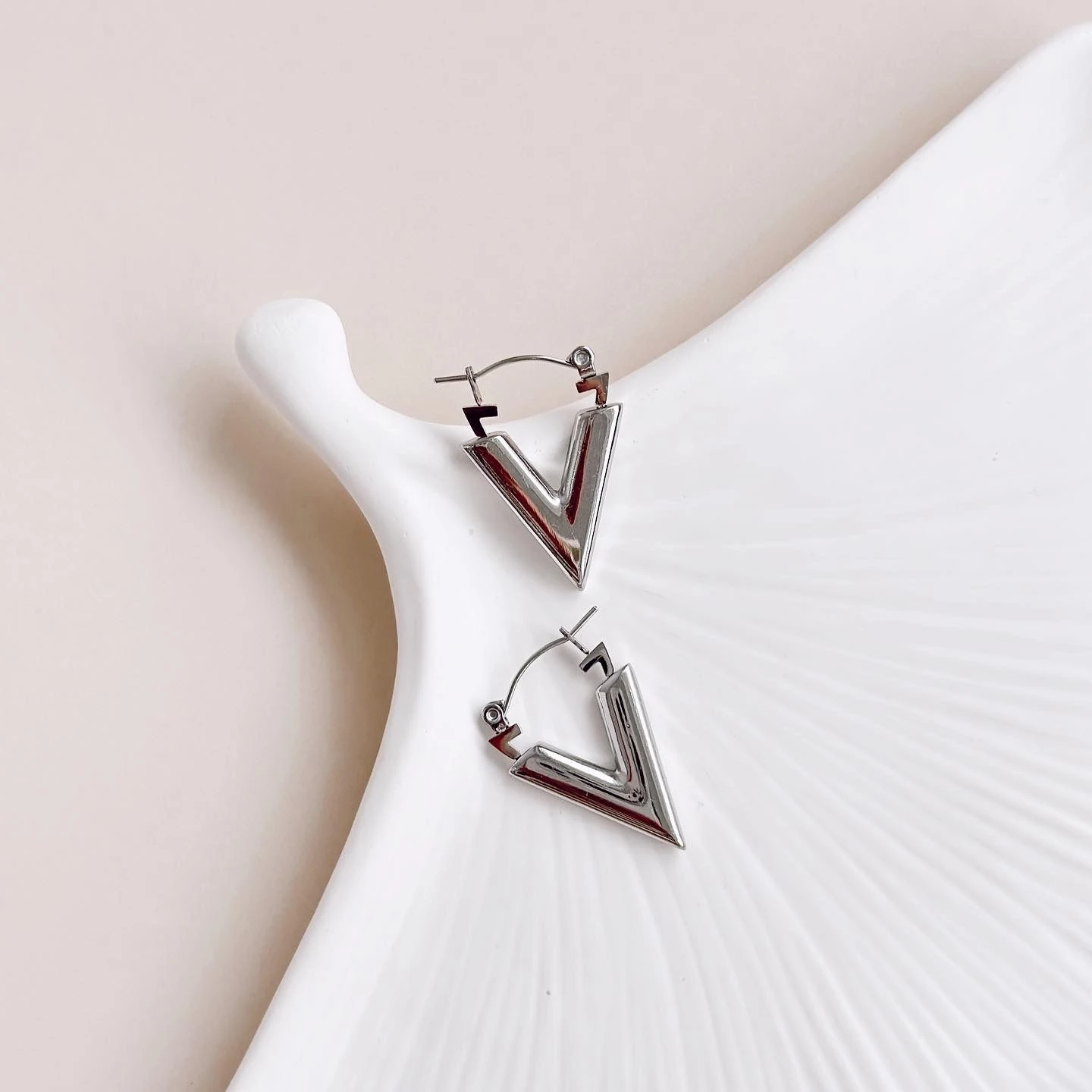 Pointu Grey Steel Earring