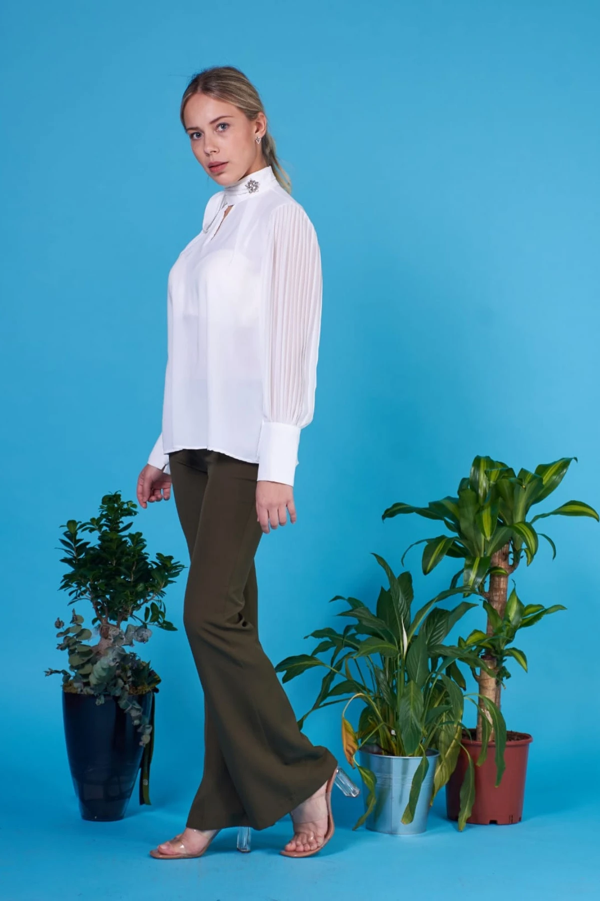 Kadın Ekru Kolu Piliseli Aksesuar Detaylı Bluz