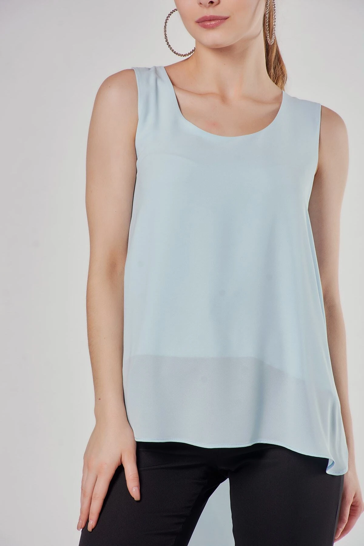 Arkası Uzun Kolsuz Dökümlü Mavi Askılı Bluz