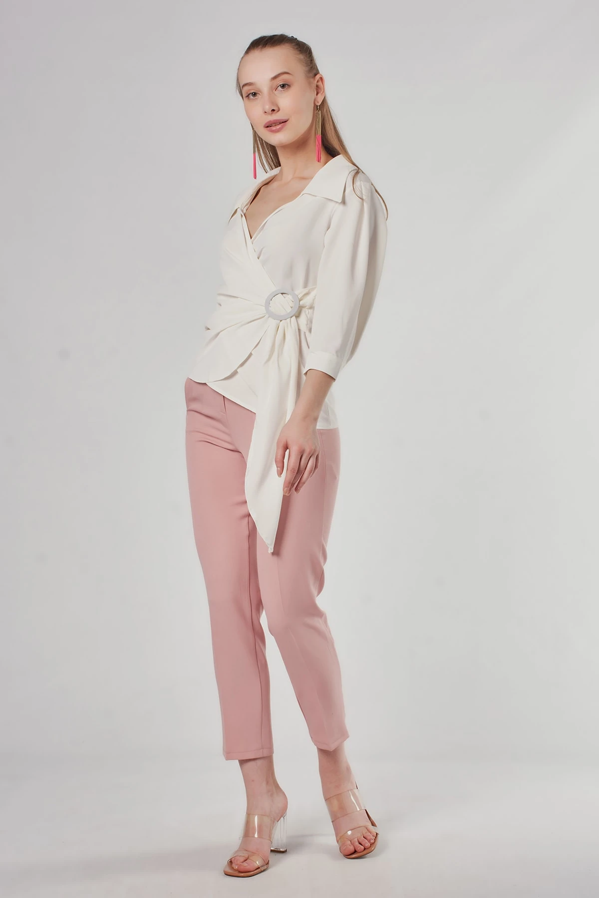 Tokalı Kruvaze Yaka Ekru Bluz