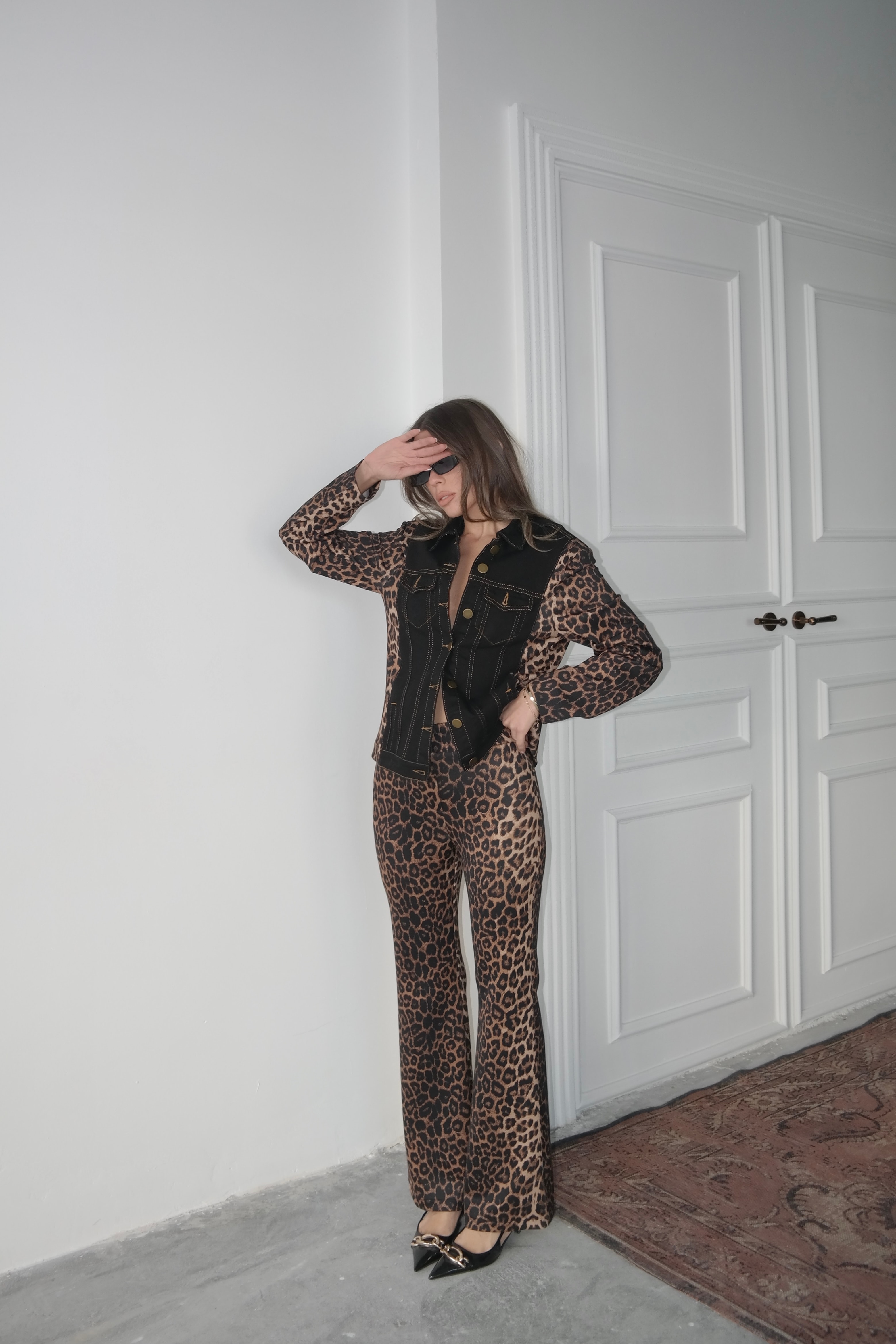 Leopar Detaylı Siyah Kot Ceket