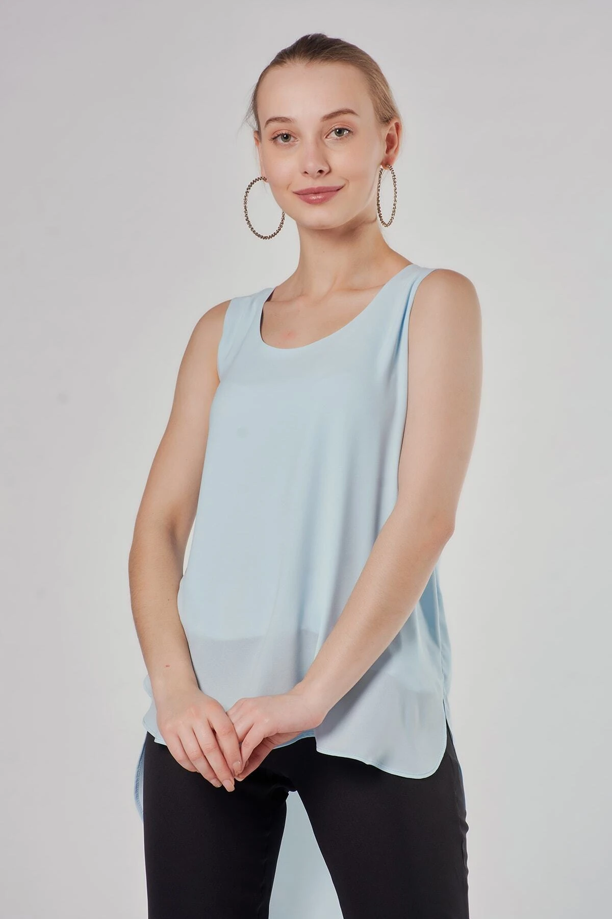 Arkası Uzun Kolsuz Dökümlü Mavi Askılı Bluz