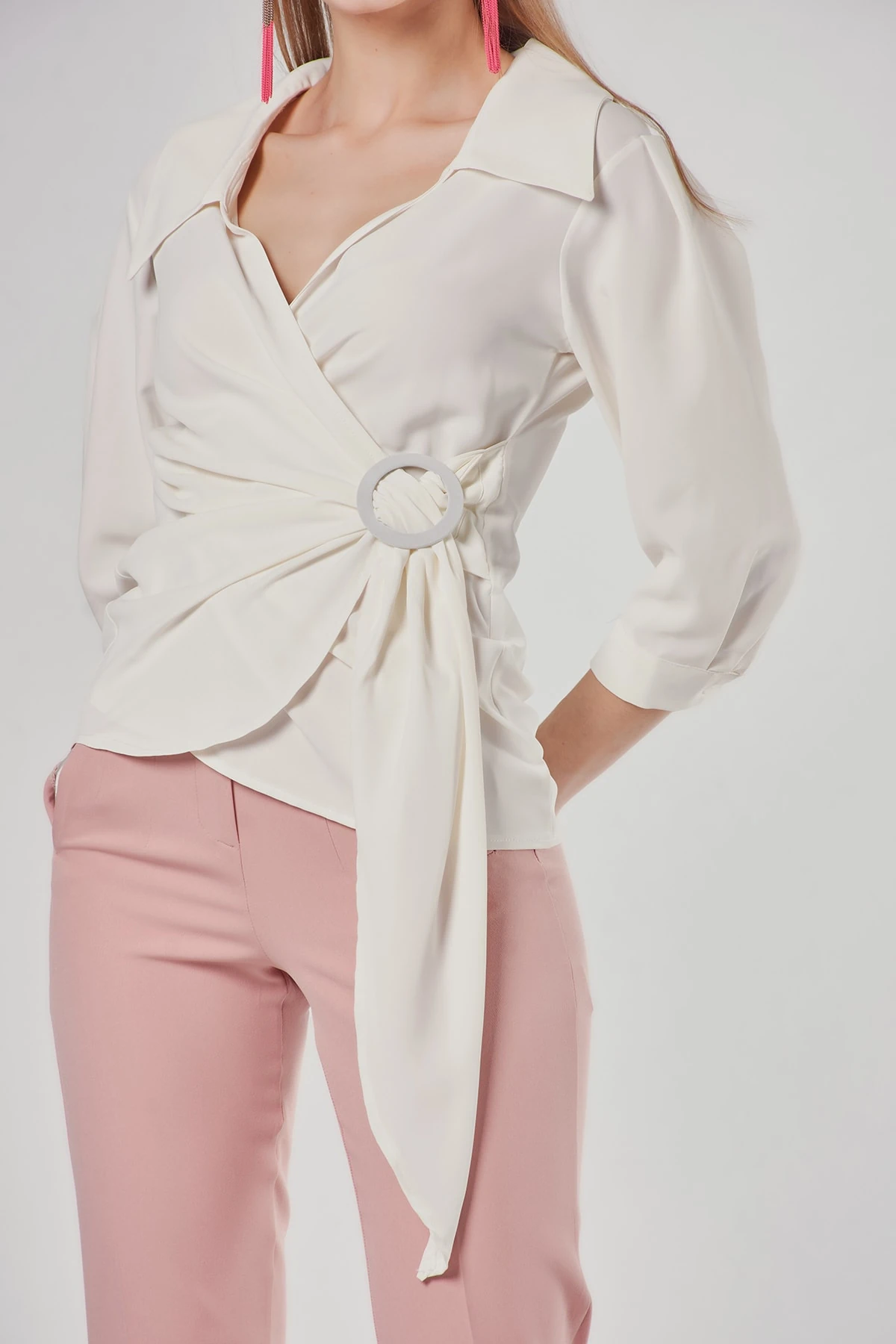 Tokalı Kruvaze Yaka Ekru Bluz