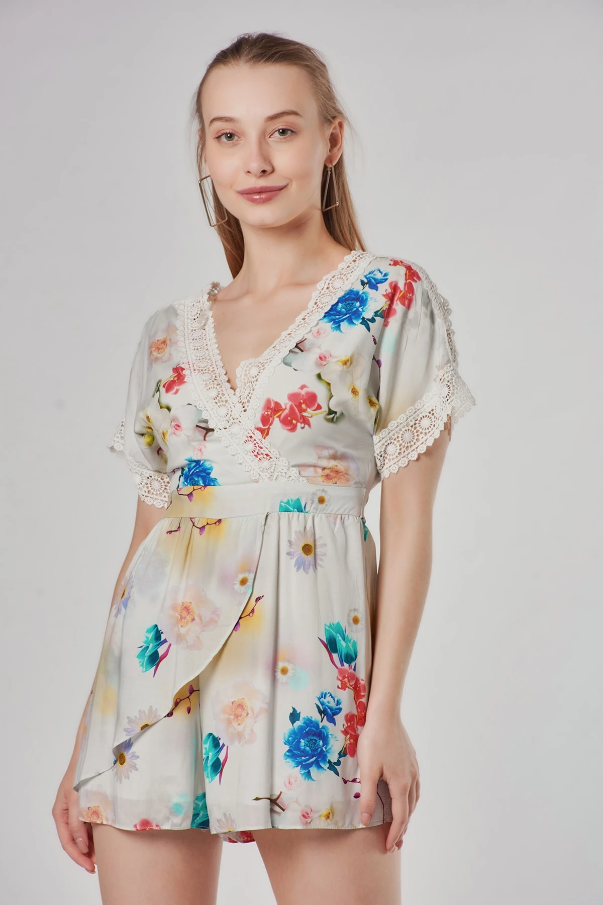 Dantel Detaylı Çiçek Desenli Tulum