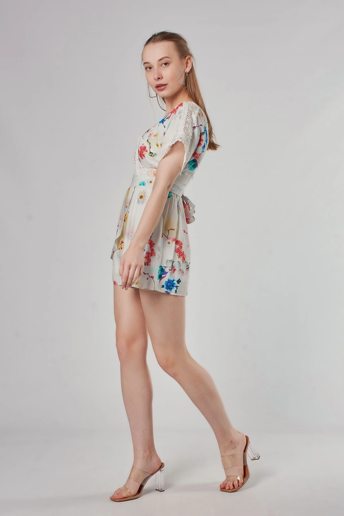 Dantel Detaylı Çiçek Desenli Tulum