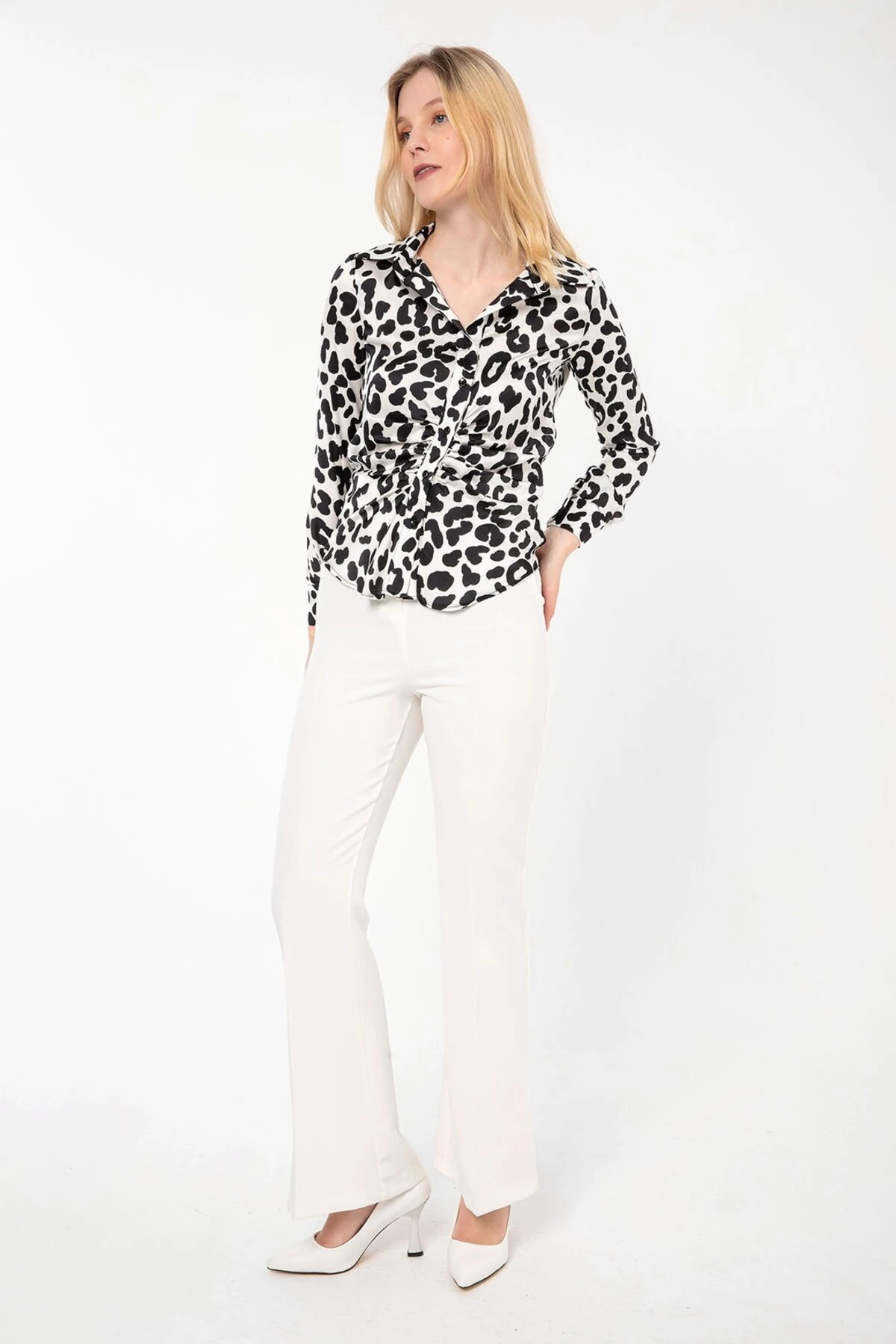 Saten Siyah Beyaz Büzgülü Bluz