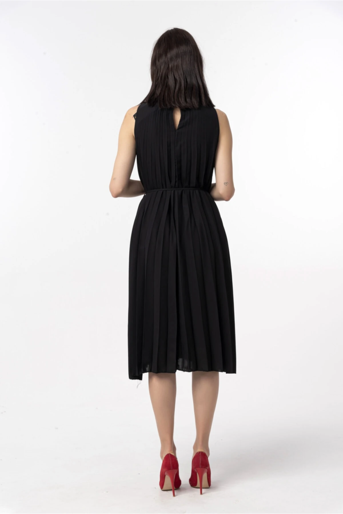 Siyah Piliseli Anvelop Kolsuz Elbise