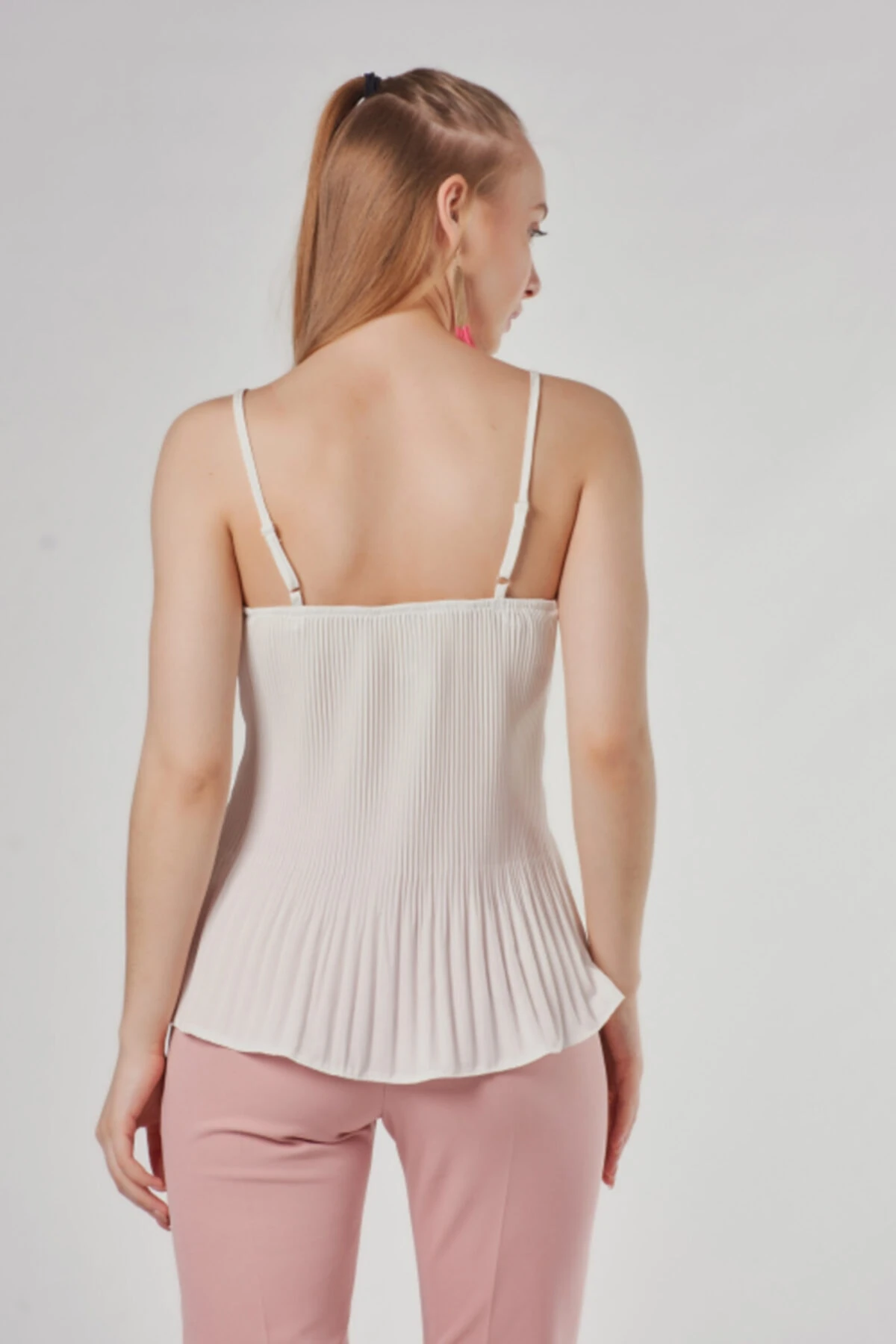 Kadın Ekru Dantelli Piliseli Bluz