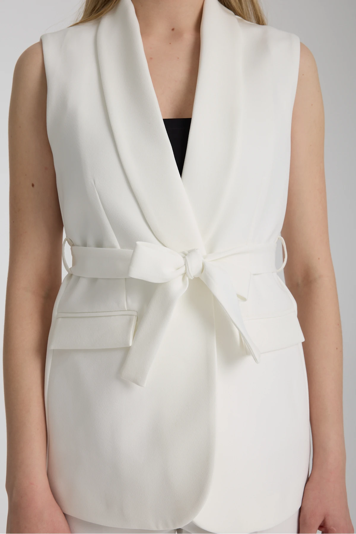 Violet Kuşaklı Yelek Ve Yüksek Bel Beyaz Pantolon Takım