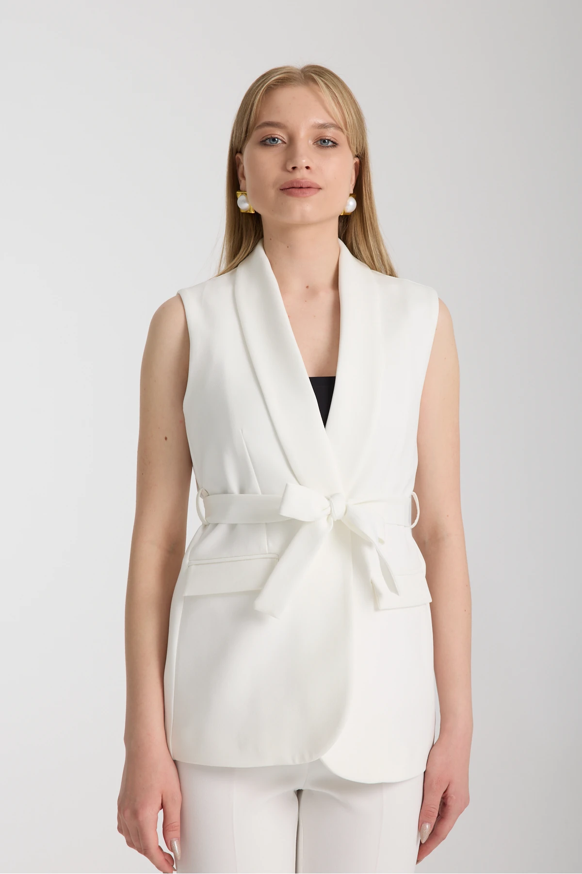 Violet Kuşaklı Yelek Ve Yüksek Bel Beyaz Pantolon Takım