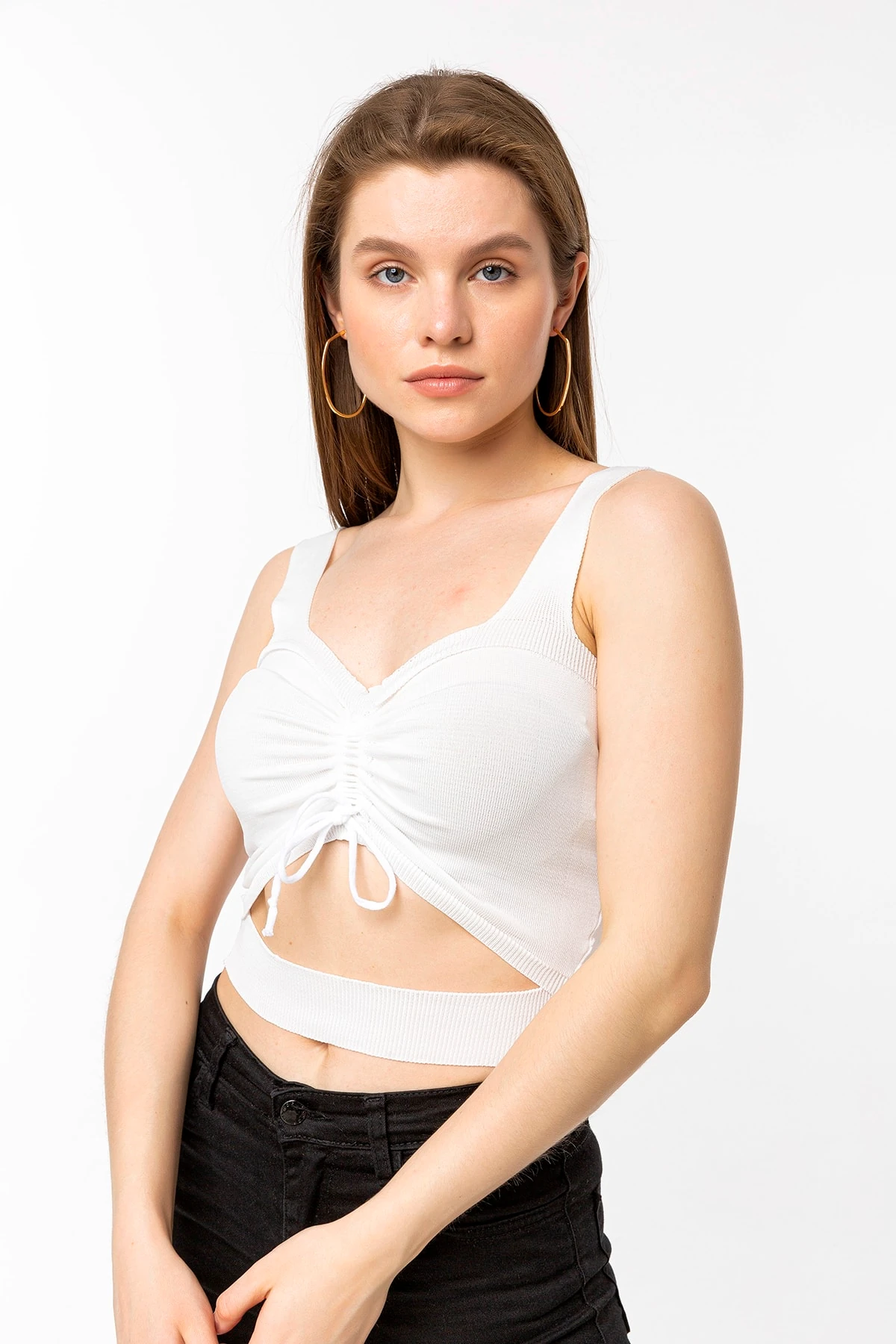 Önü Büzgülü Askılı Beyaz Crop Bluz
