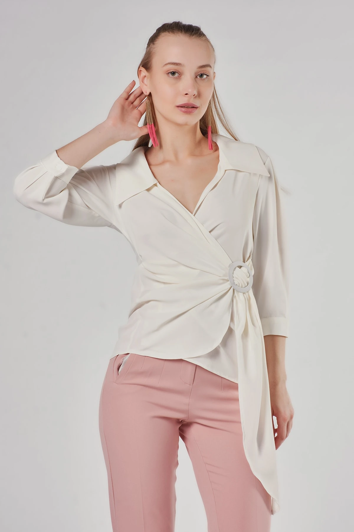 Tokalı Kruvaze Yaka Ekru Bluz