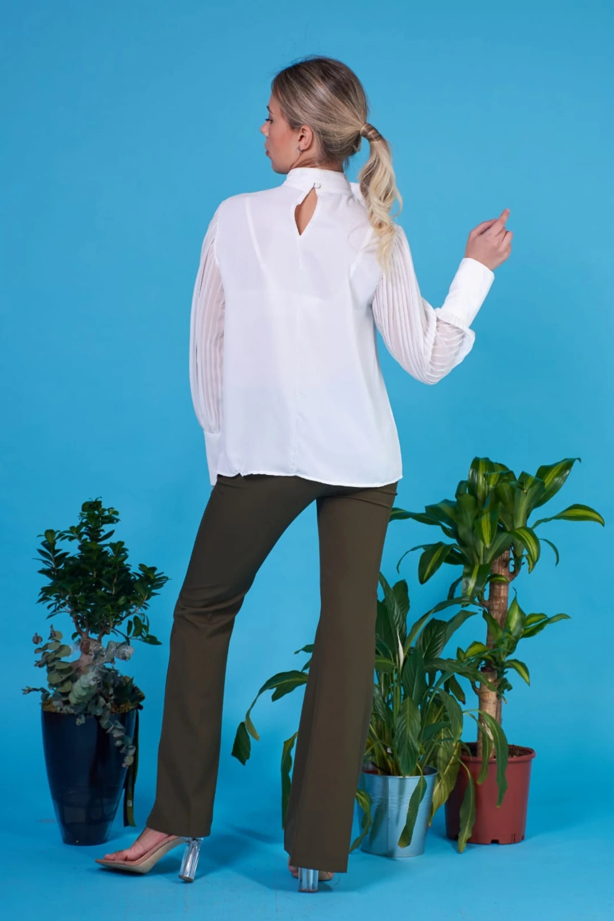 Kadın Ekru Kolu Piliseli Aksesuar Detaylı Bluz