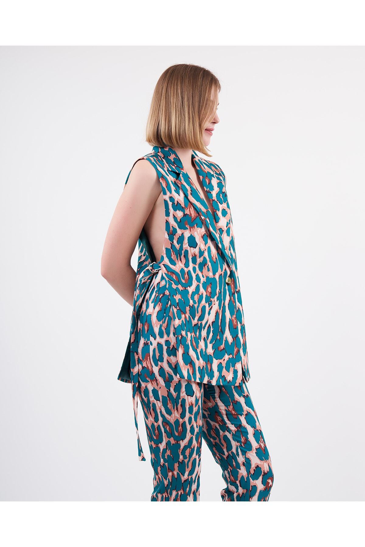 Desenli Tokalı Yelek