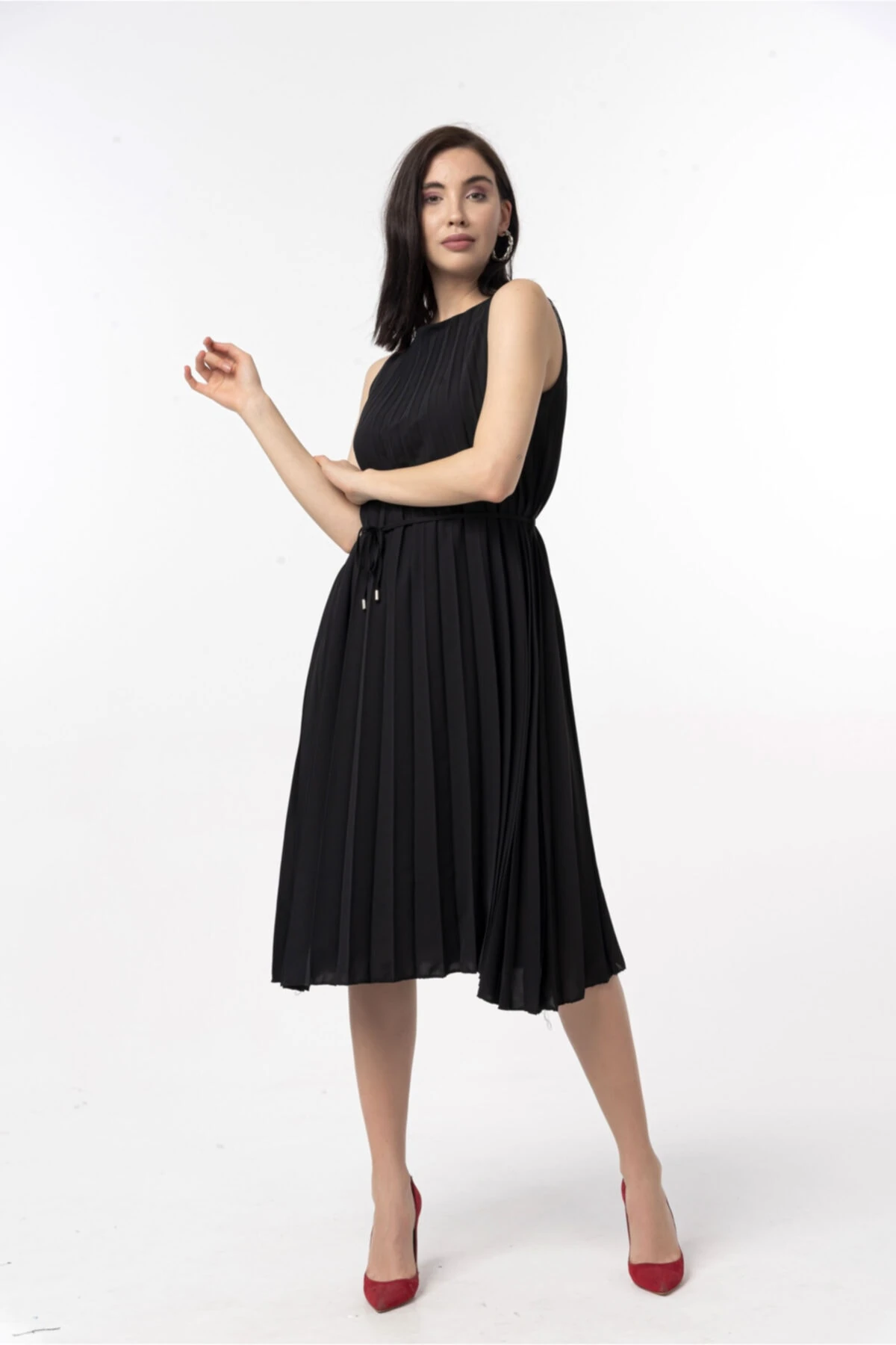 Siyah Piliseli Anvelop Kolsuz Elbise