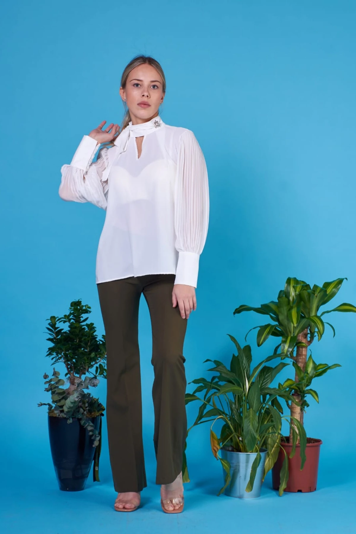 Kadın Ekru Kolu Piliseli Aksesuar Detaylı Bluz