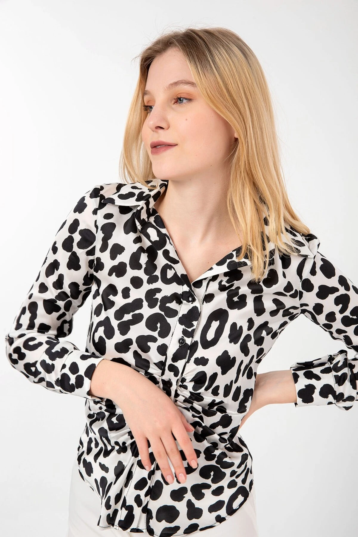 Saten Siyah Beyaz Büzgülü Bluz