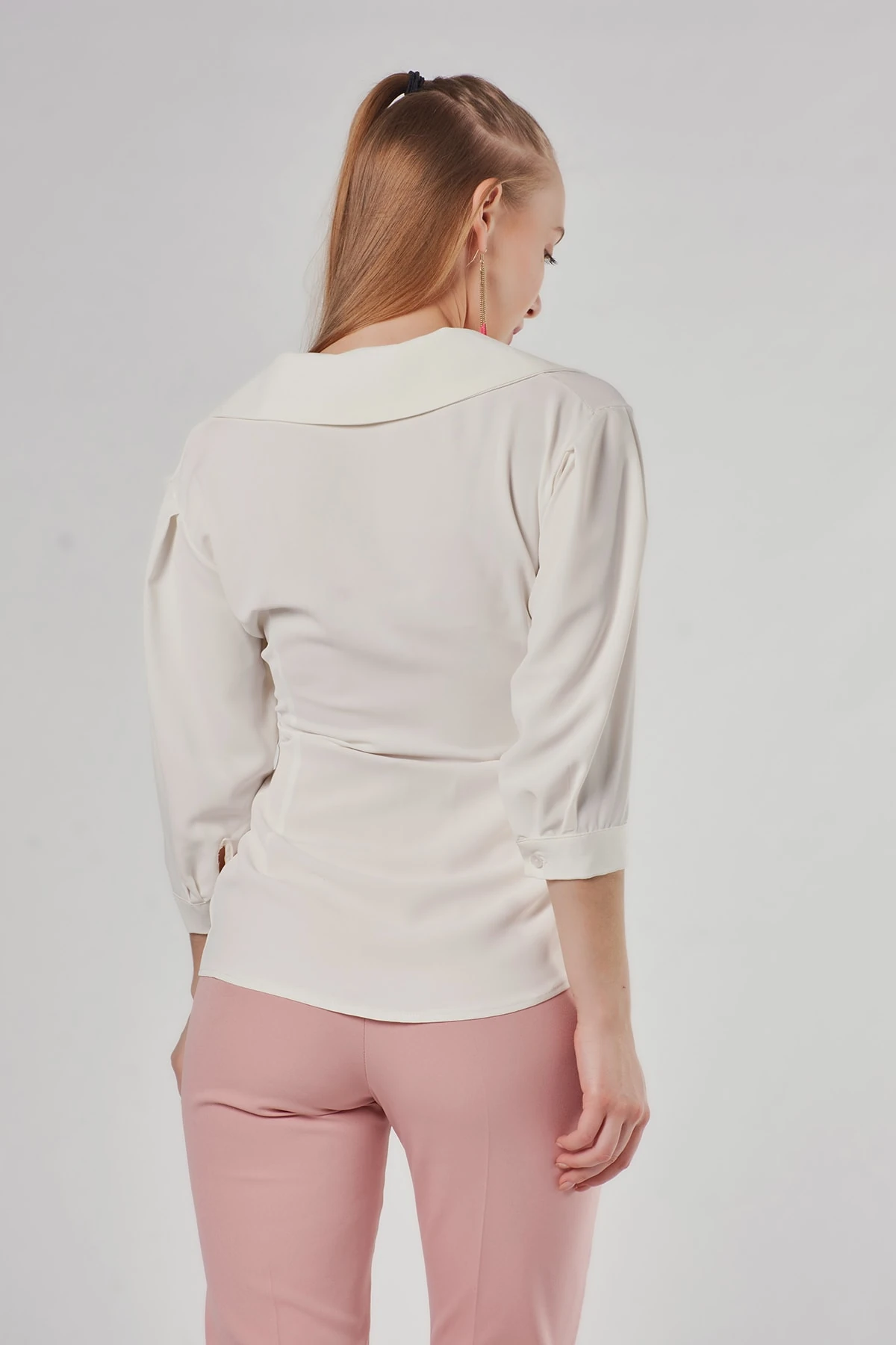 Tokalı Kruvaze Yaka Ekru Bluz