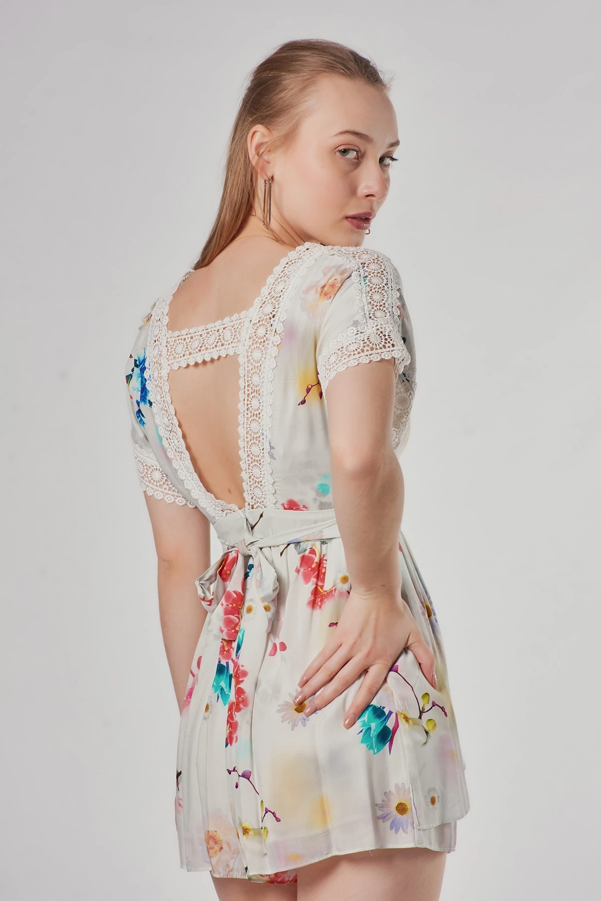 Dantel Detaylı Çiçek Desenli Tulum