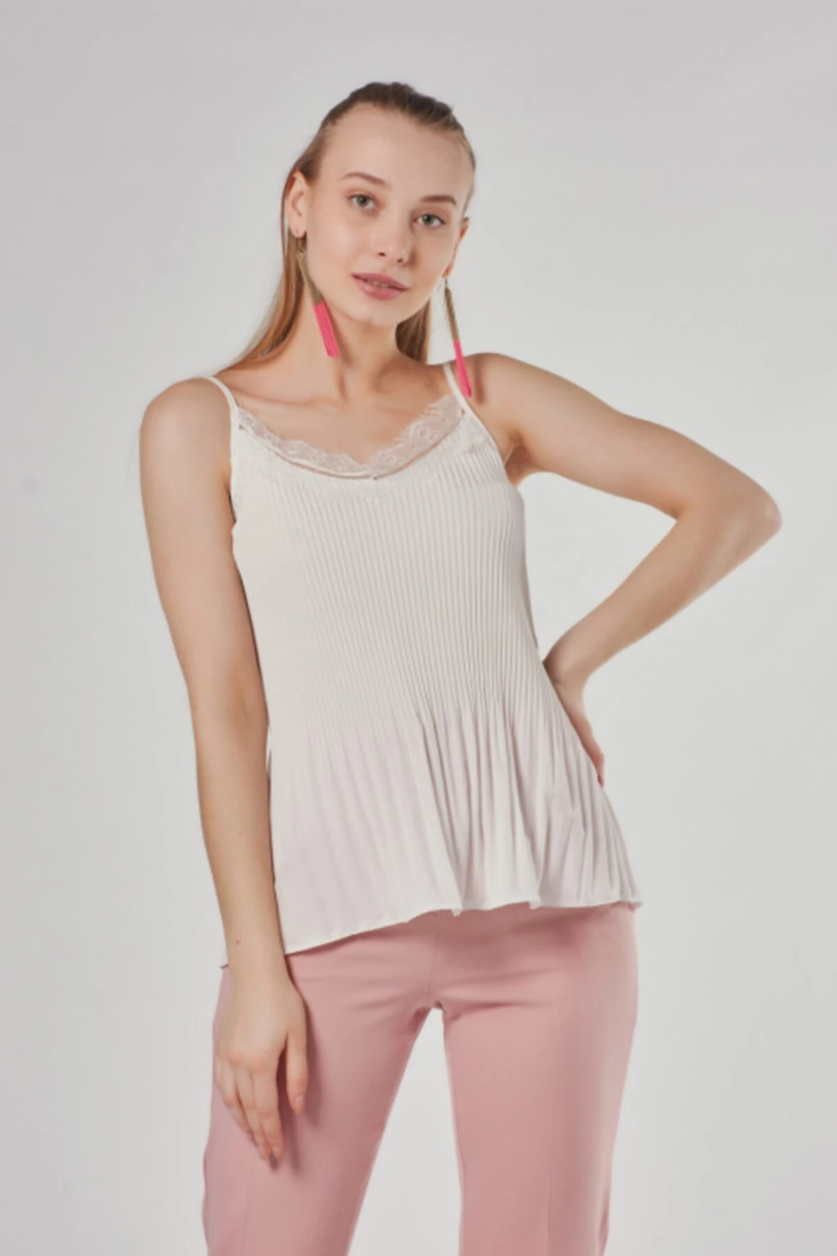 Kadın Ekru Dantelli Piliseli Bluz