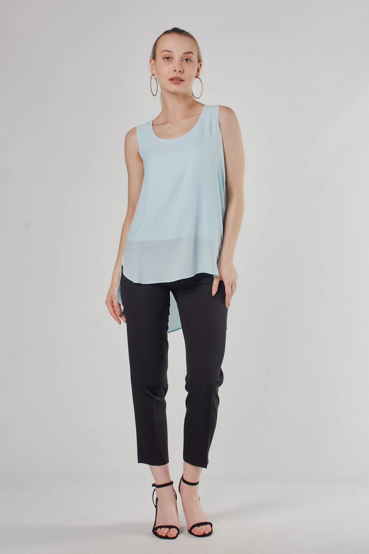 Arkası Uzun Kolsuz Dökümlü Mavi Askılı Bluz