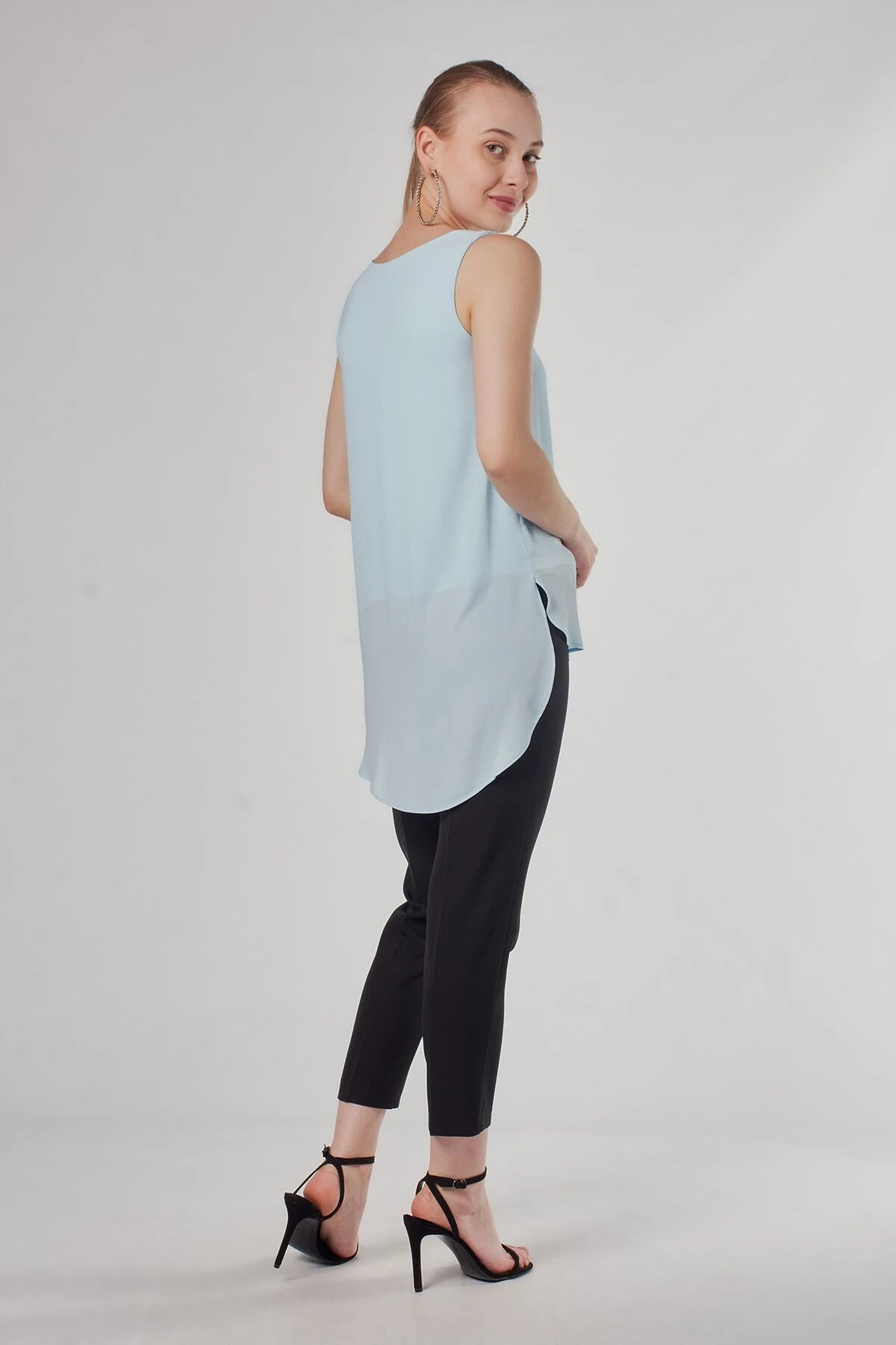 Arkası Uzun Kolsuz Dökümlü Mavi Askılı Bluz