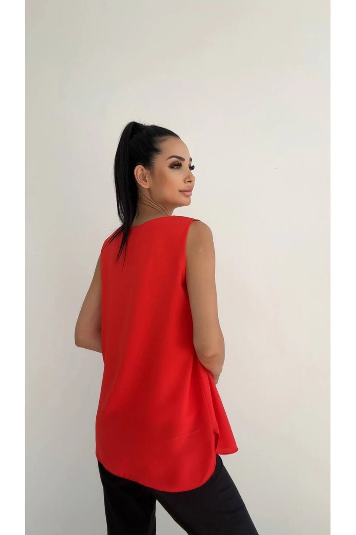 Rahat Kesim Sıfır Kollu Bluz