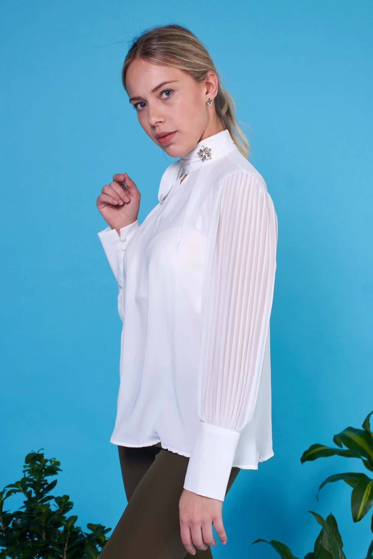 Kadın Ekru Kolu Piliseli Aksesuar Detaylı Bluz