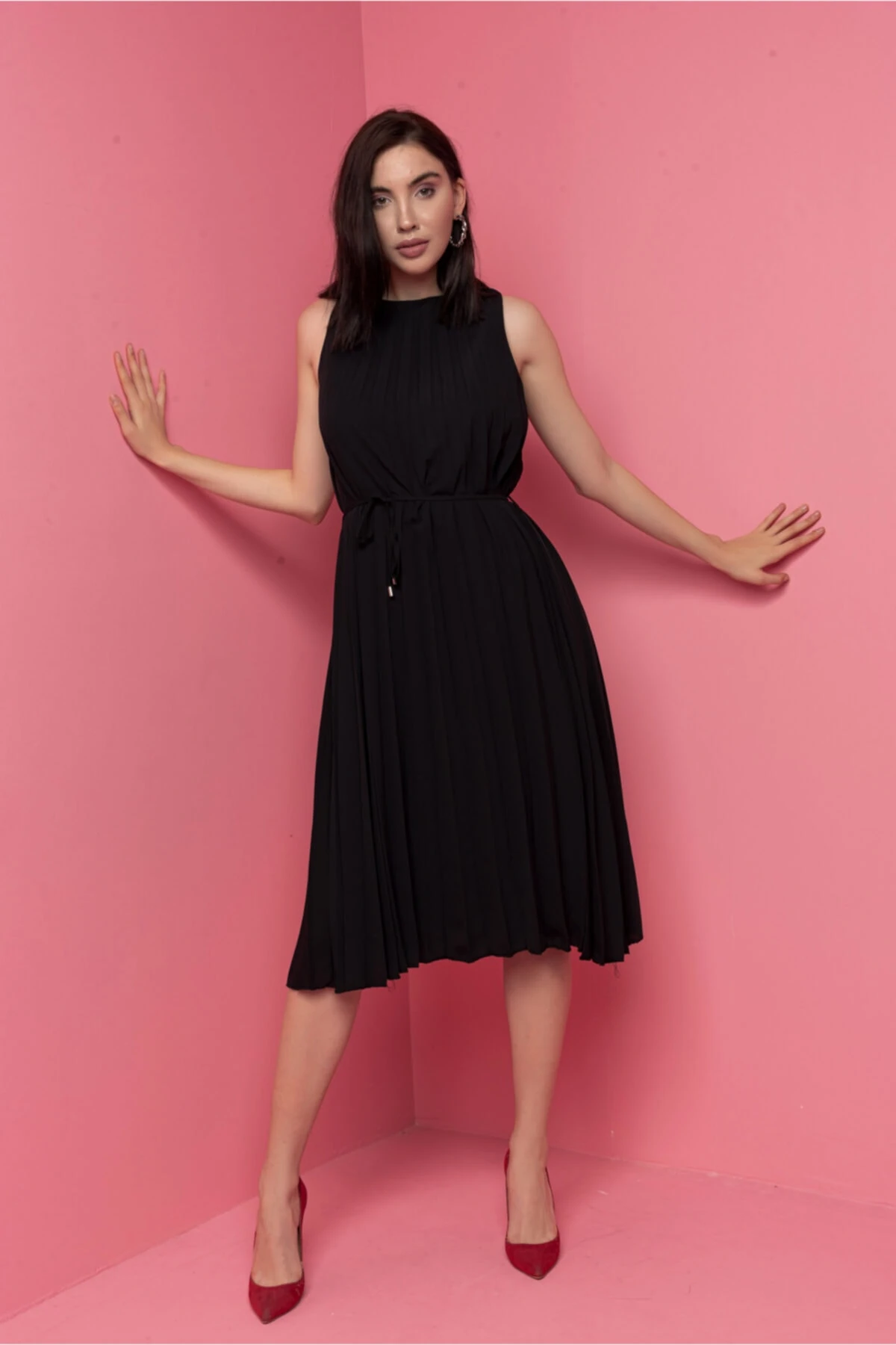 Siyah Piliseli Anvelop Kolsuz Elbise