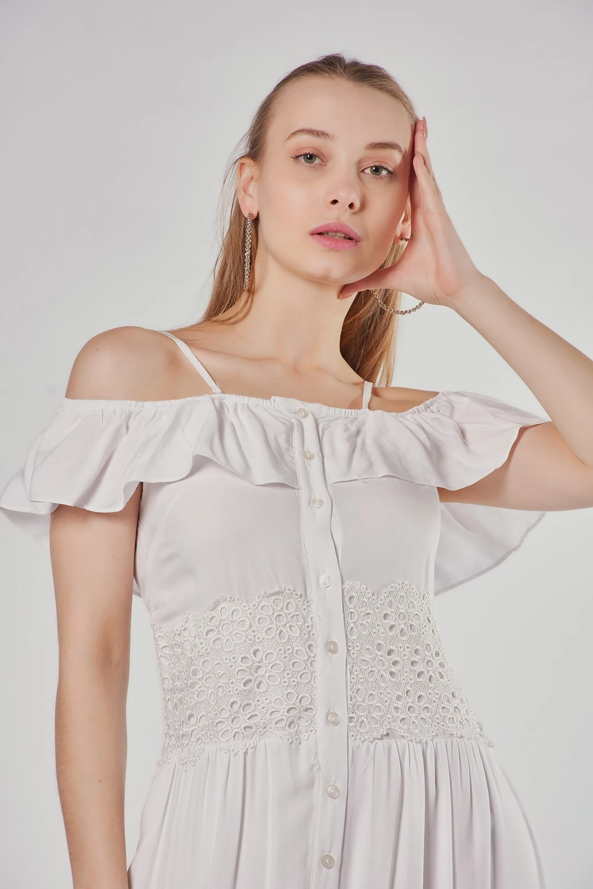 Dantel Detaylı Askılı Beyaz Elbise