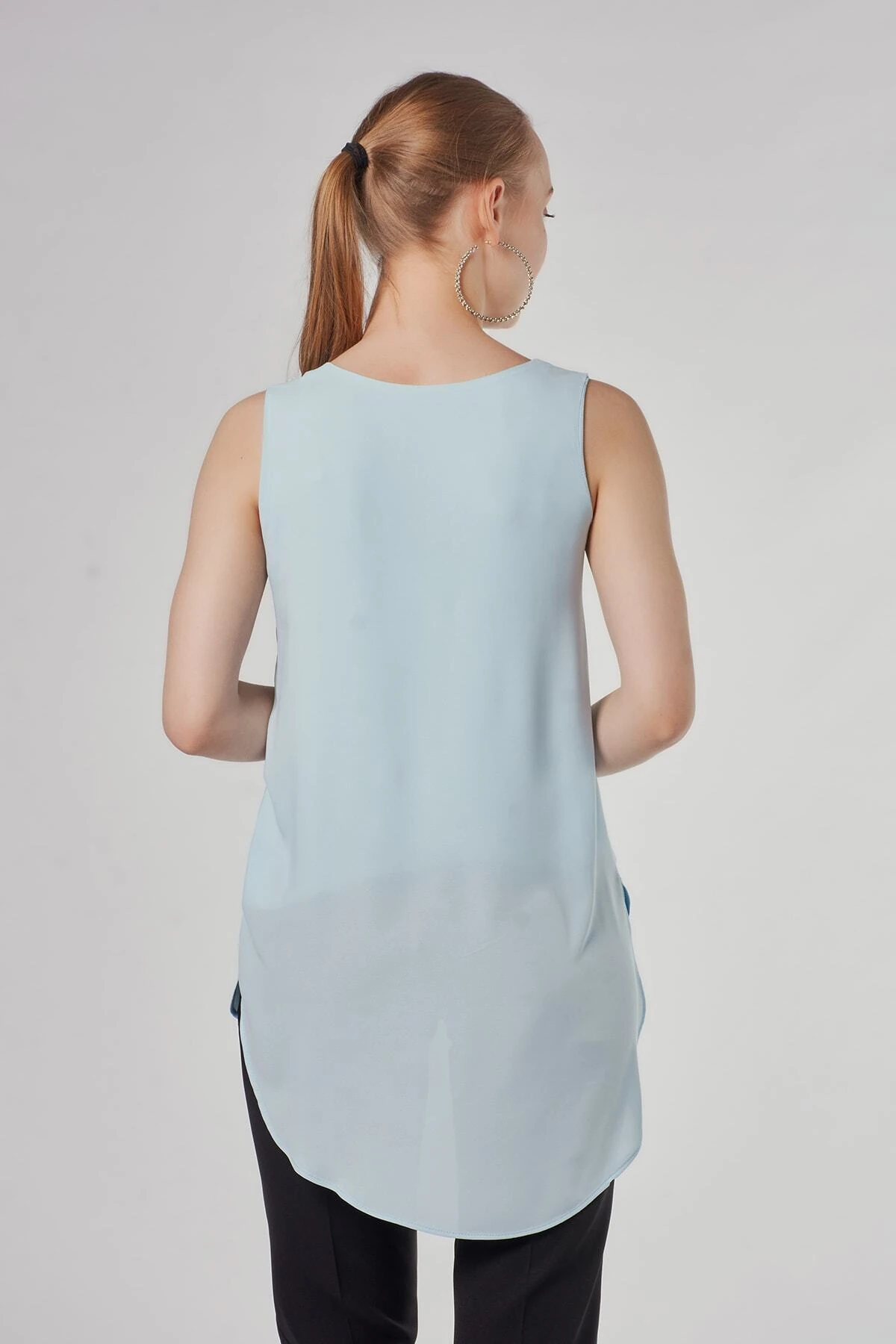 Arkası Uzun Kolsuz Dökümlü Mavi Askılı Bluz