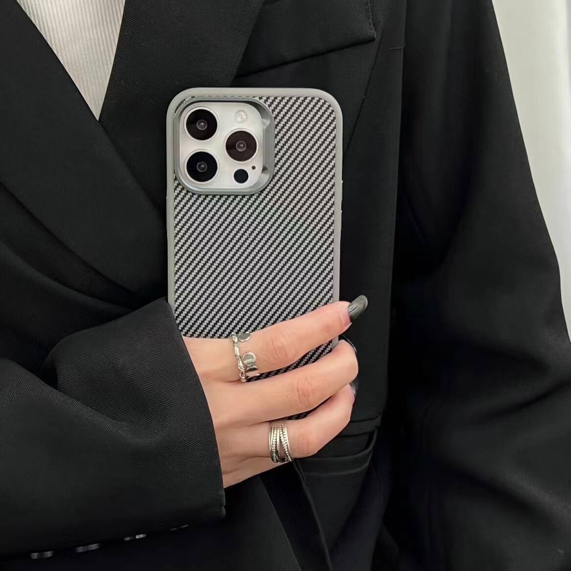 Apple iPhone 14 Kılıf M-safe Şarj Özellikli Karbon Fiber Görünümlü Zore Troy Kapak